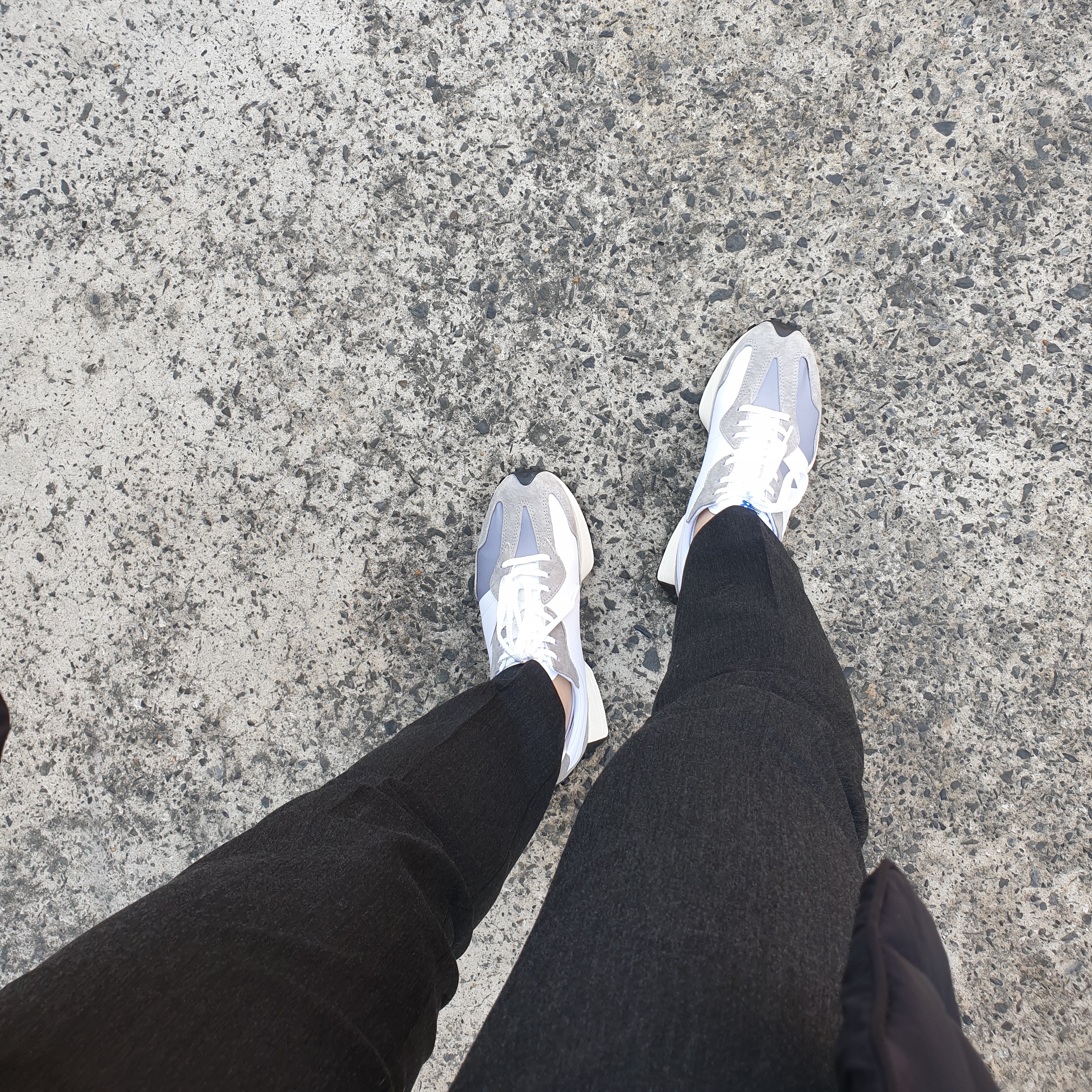 New Balance 327 Grey 착용 스타일