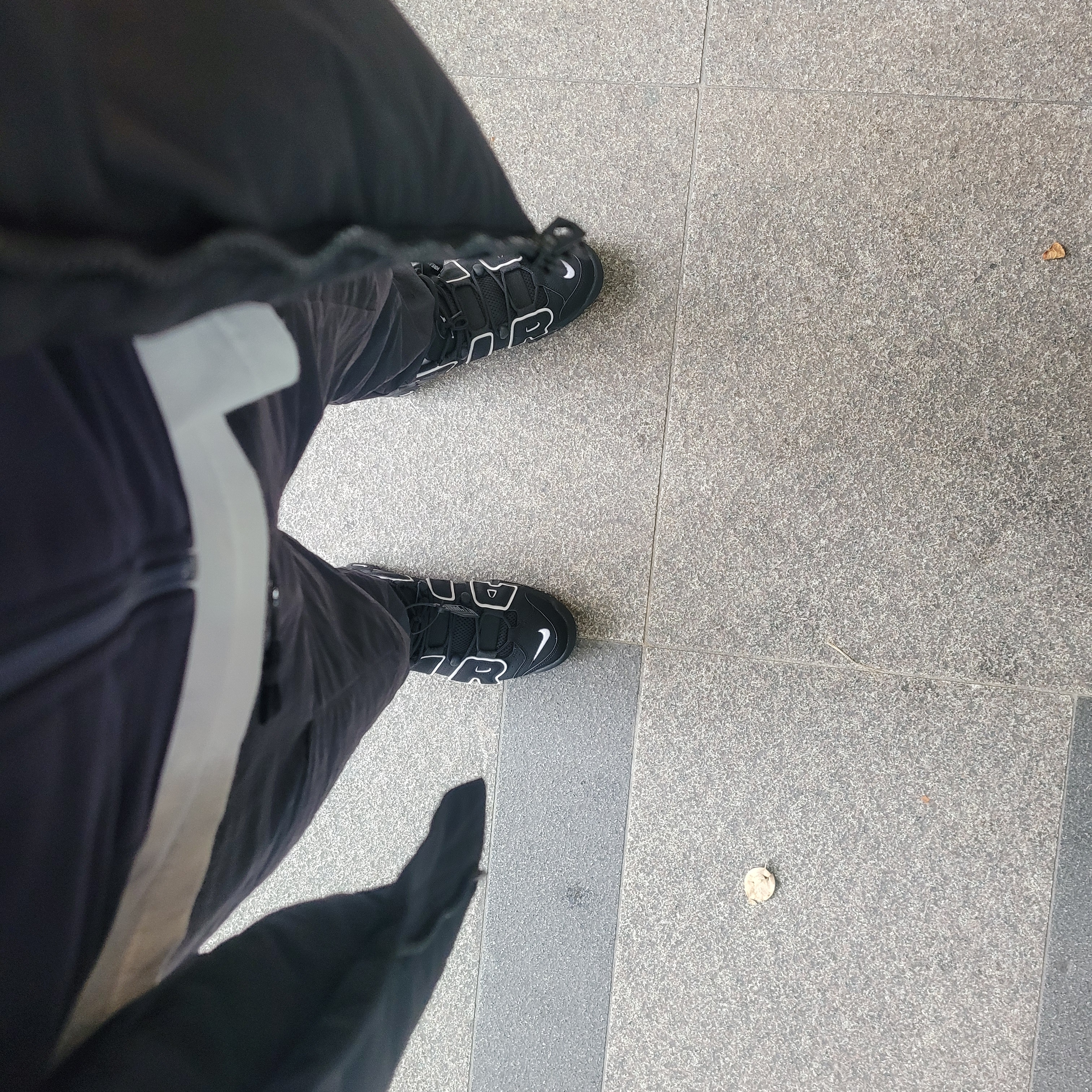 Nike Air More Uptempo Black White 2020 착용 스타일 - 3