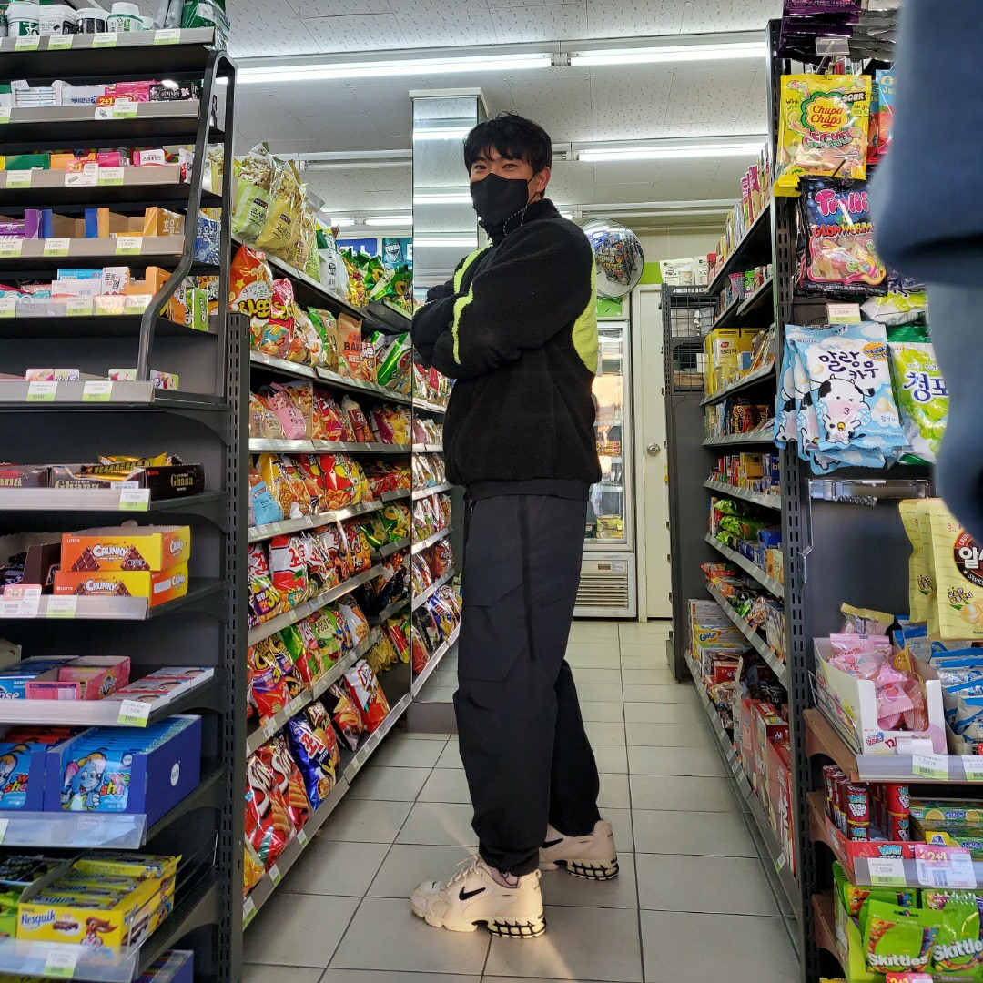 Nike x Stussy Air Zoom Spiridon Cage 2 Fossil, Nike Big Swoosh Full Zip Jacket Black Volt 착용 스타일