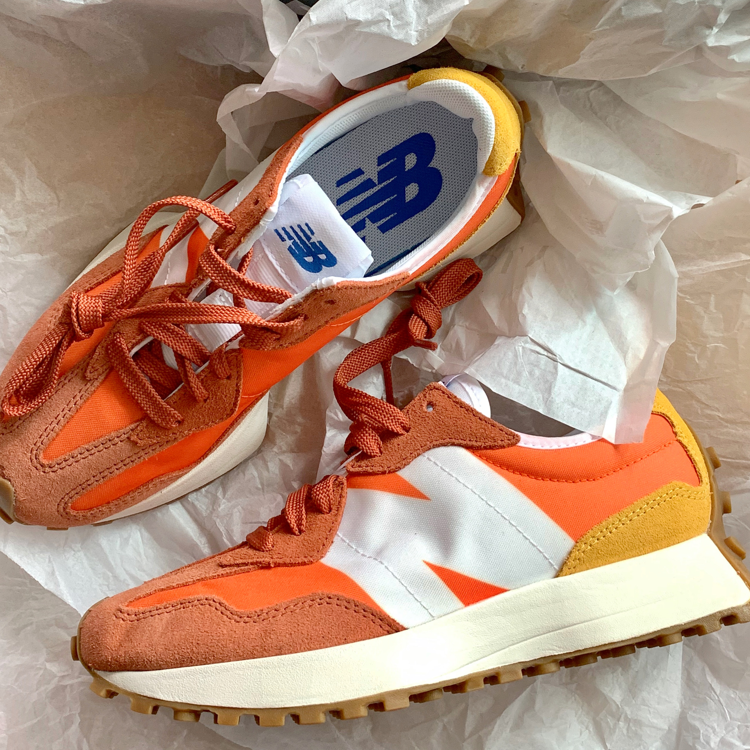 New Balance 327 Orange 착용 스타일