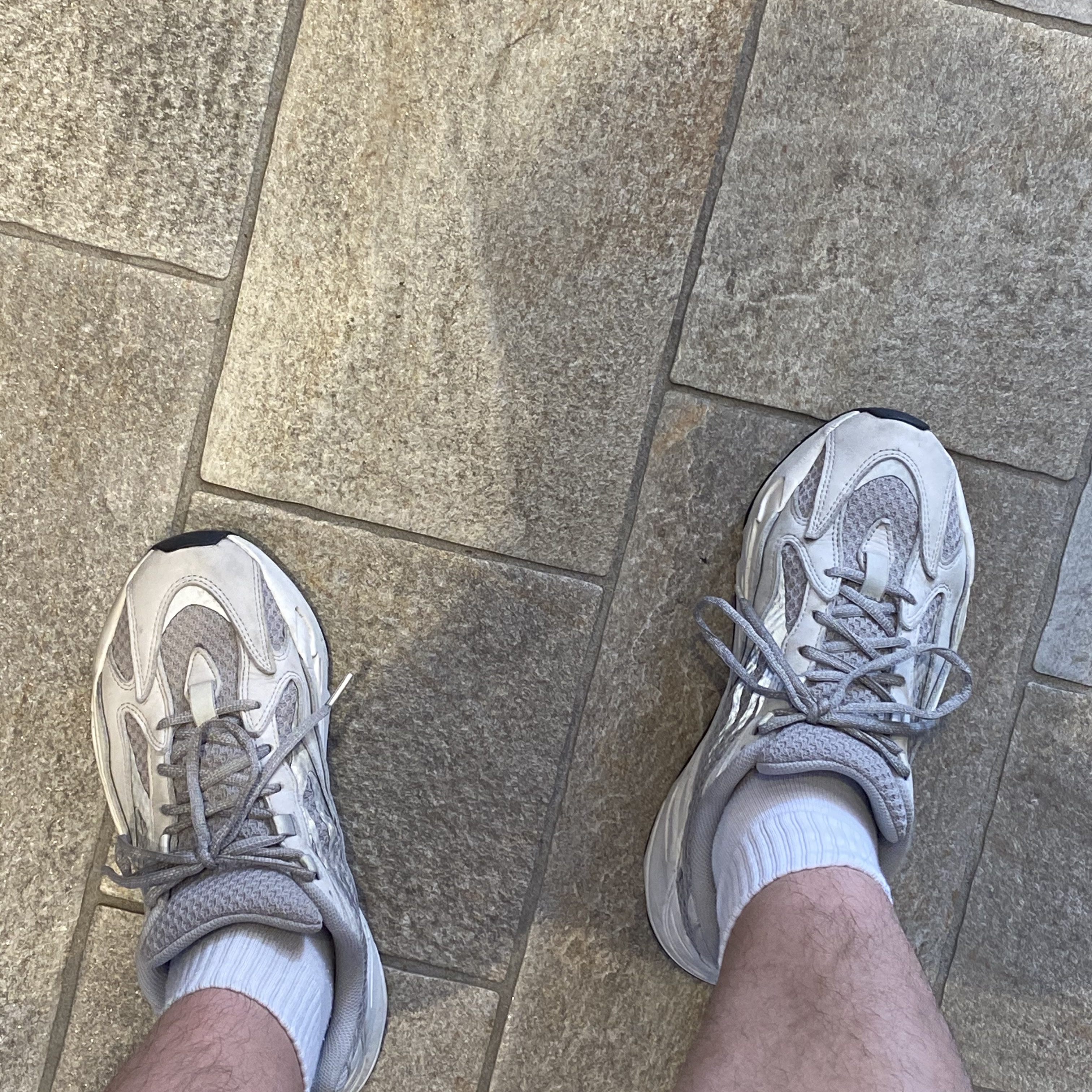 Adidas Yeezy Boost 700 V2 Static 2018 착용 스타일 - 1