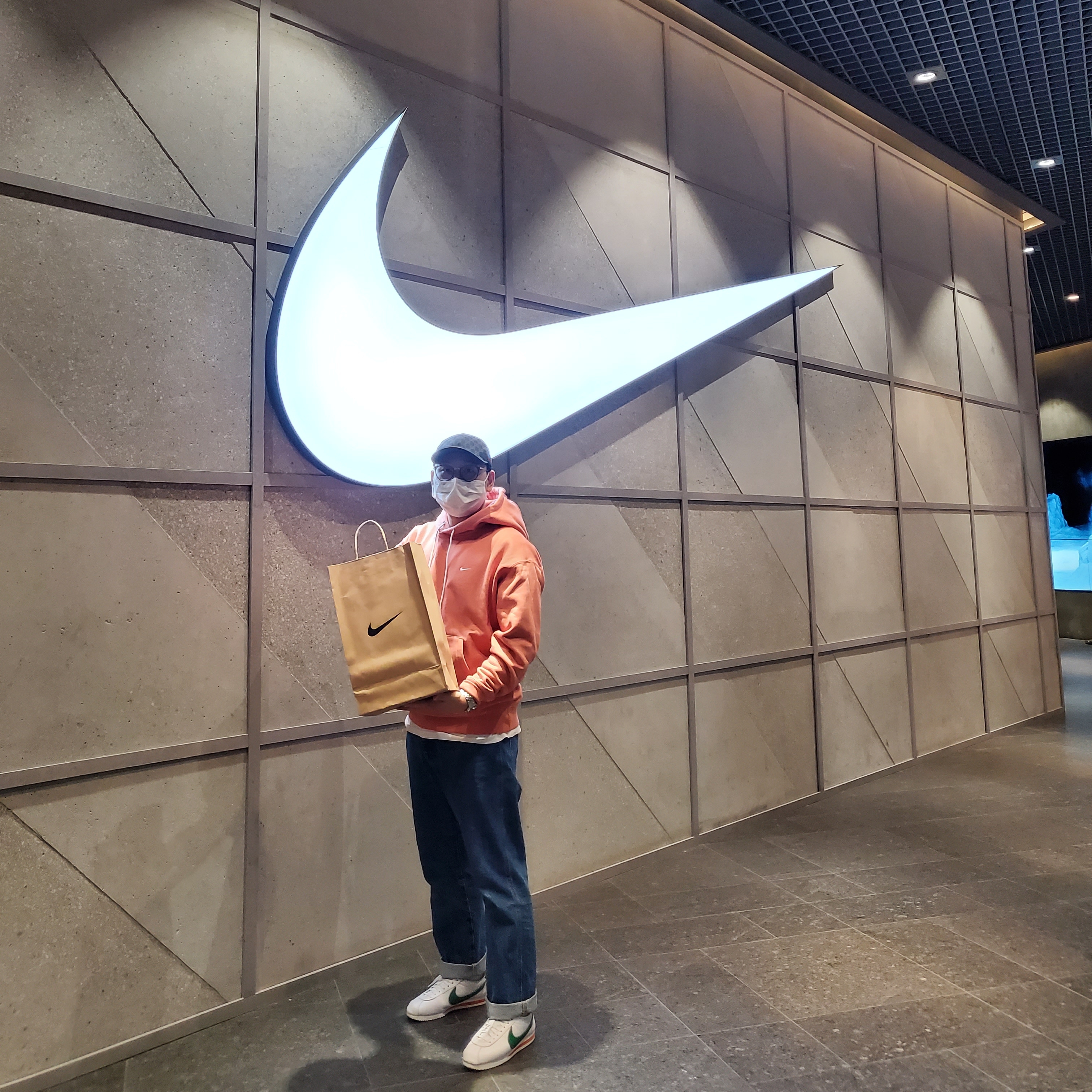 Nike x Stranger Things Classic Cortez Hawkins High School 착용 스타일