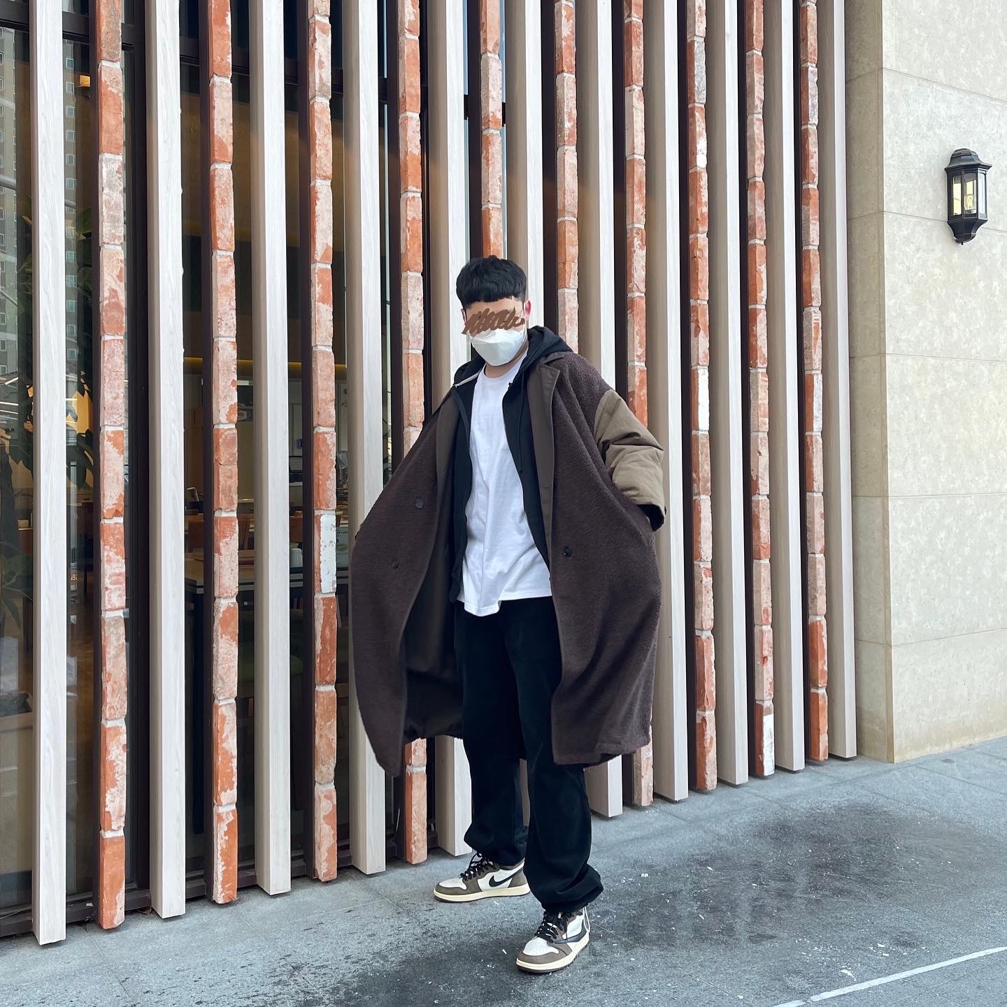 Jordan 1 x Travis Scott Retro High OG SP Mocha 착용 스타일 - 2