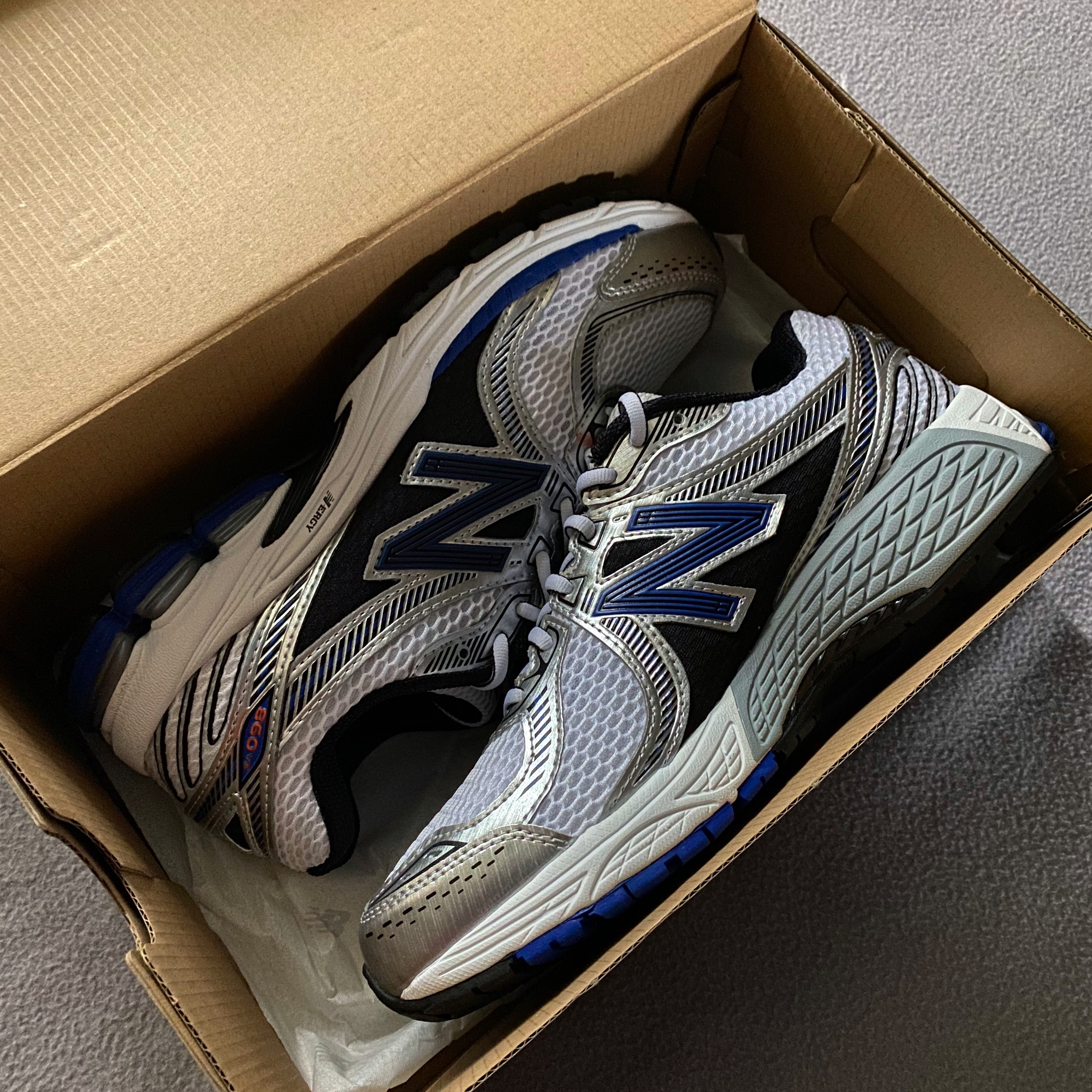 New Balance 860v2 Metallic Silver 착용 스타일 - 3