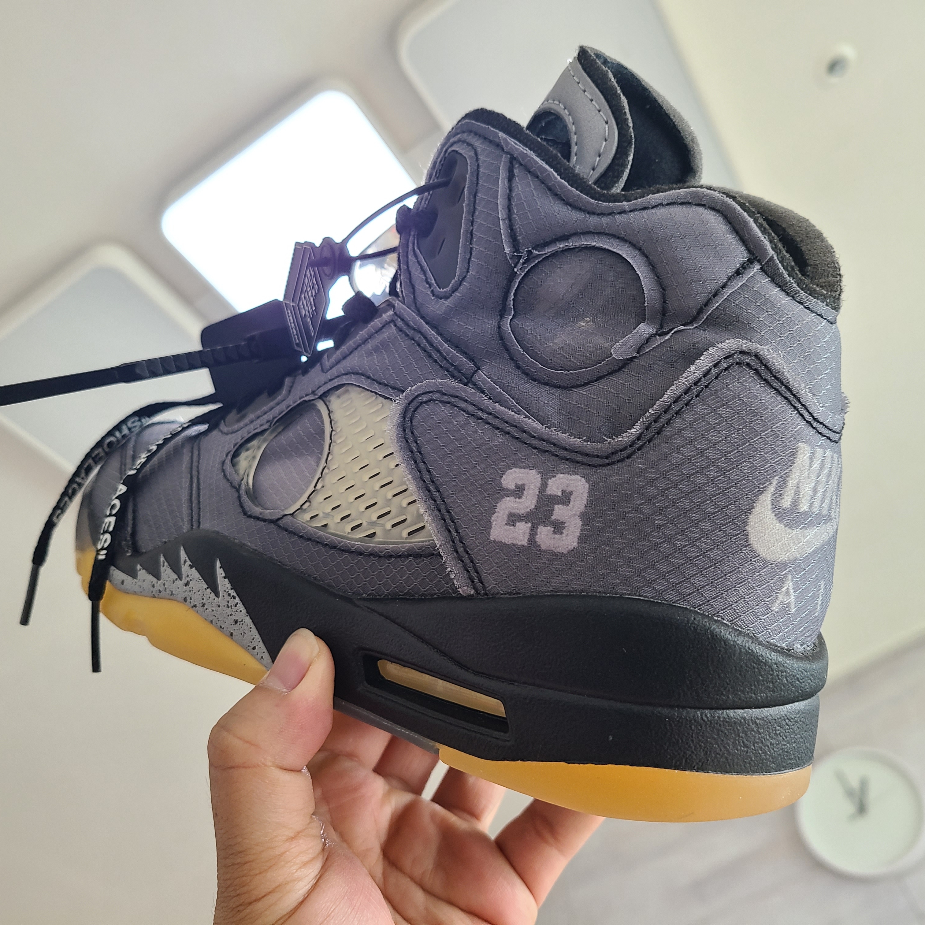 Jordan 5 x Off-White Retro SP Black Muslin 착용 스타일
