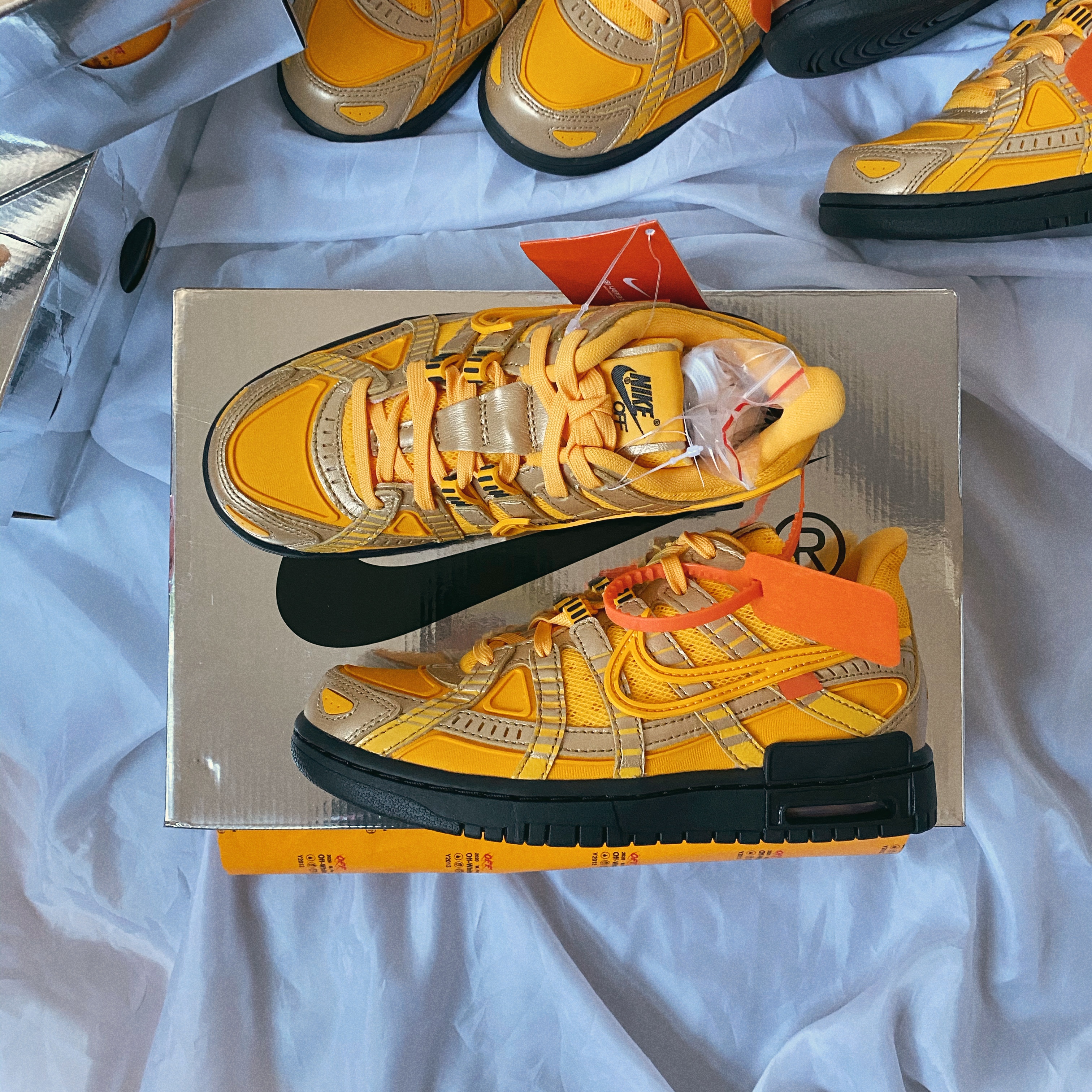 Nike x Off-White Air Rubber Dunk University Gold 착용 스타일 - 1