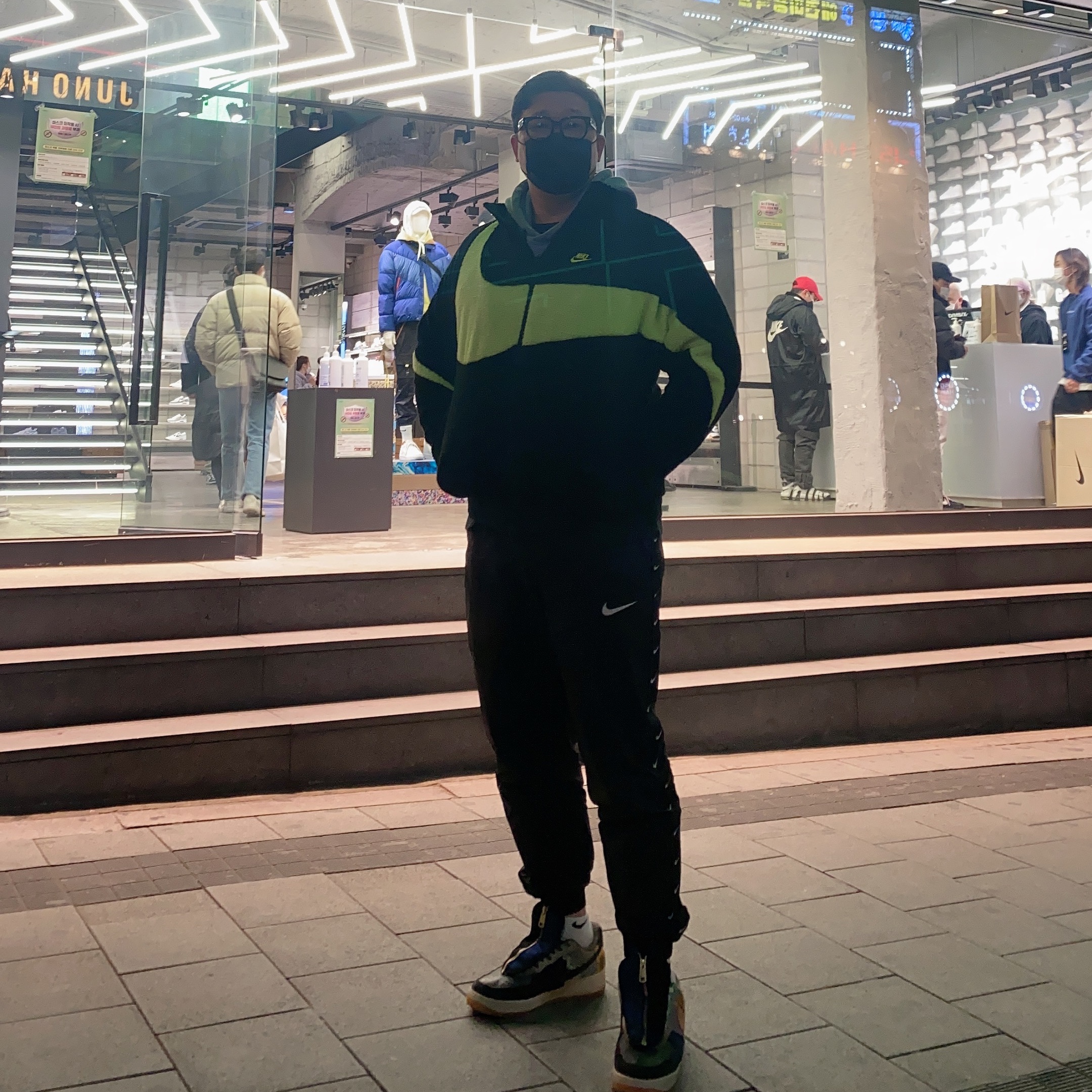 Nike x Travis Scott Air Force 1 Low Cactus Jack, Nike Big Swoosh Full Zip Jacket Black Volt 착용 스타일