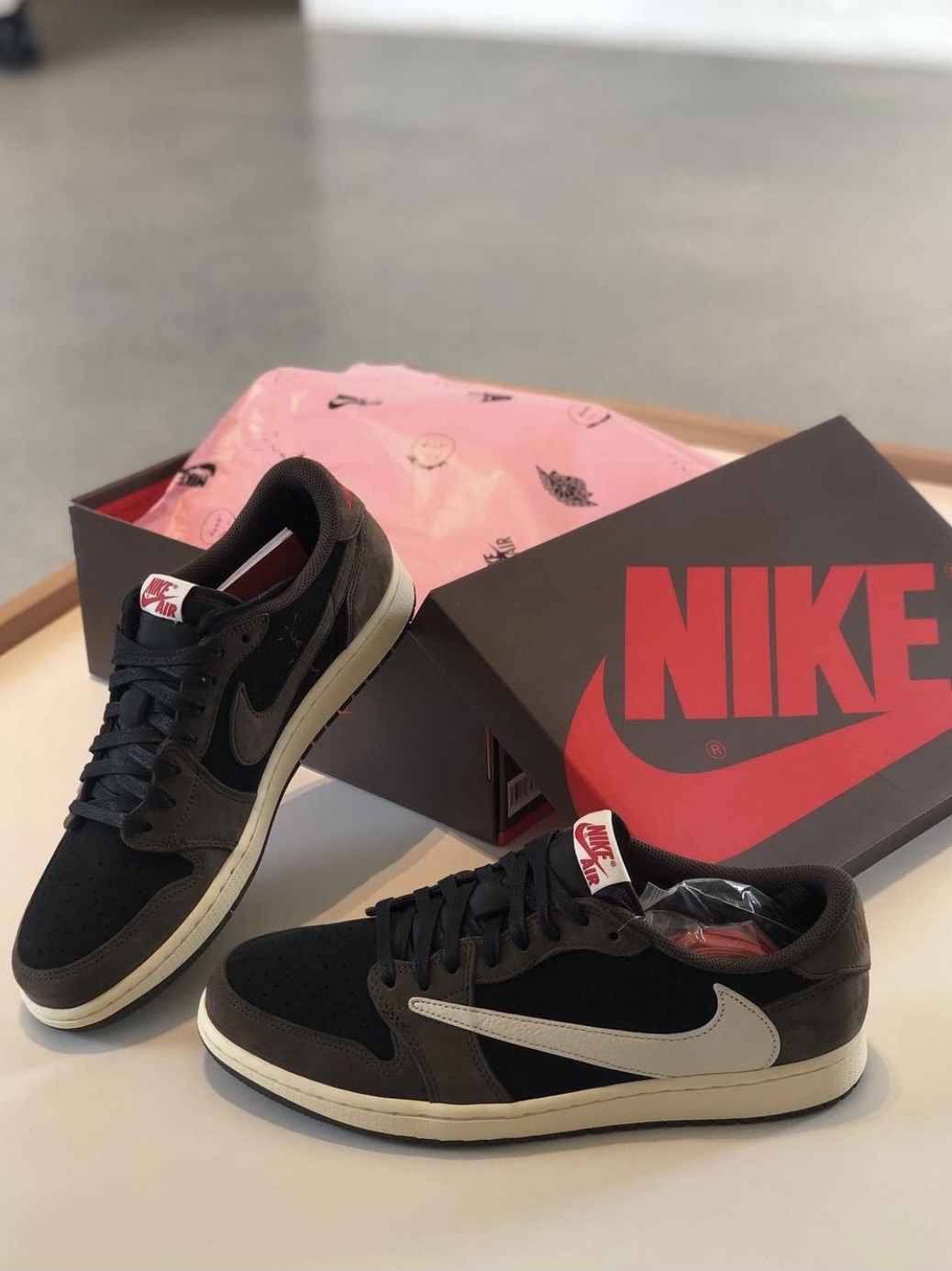 Jordan 1 x Travis Scott Retro Low OG SP Mocha 착용 스타일 - 3