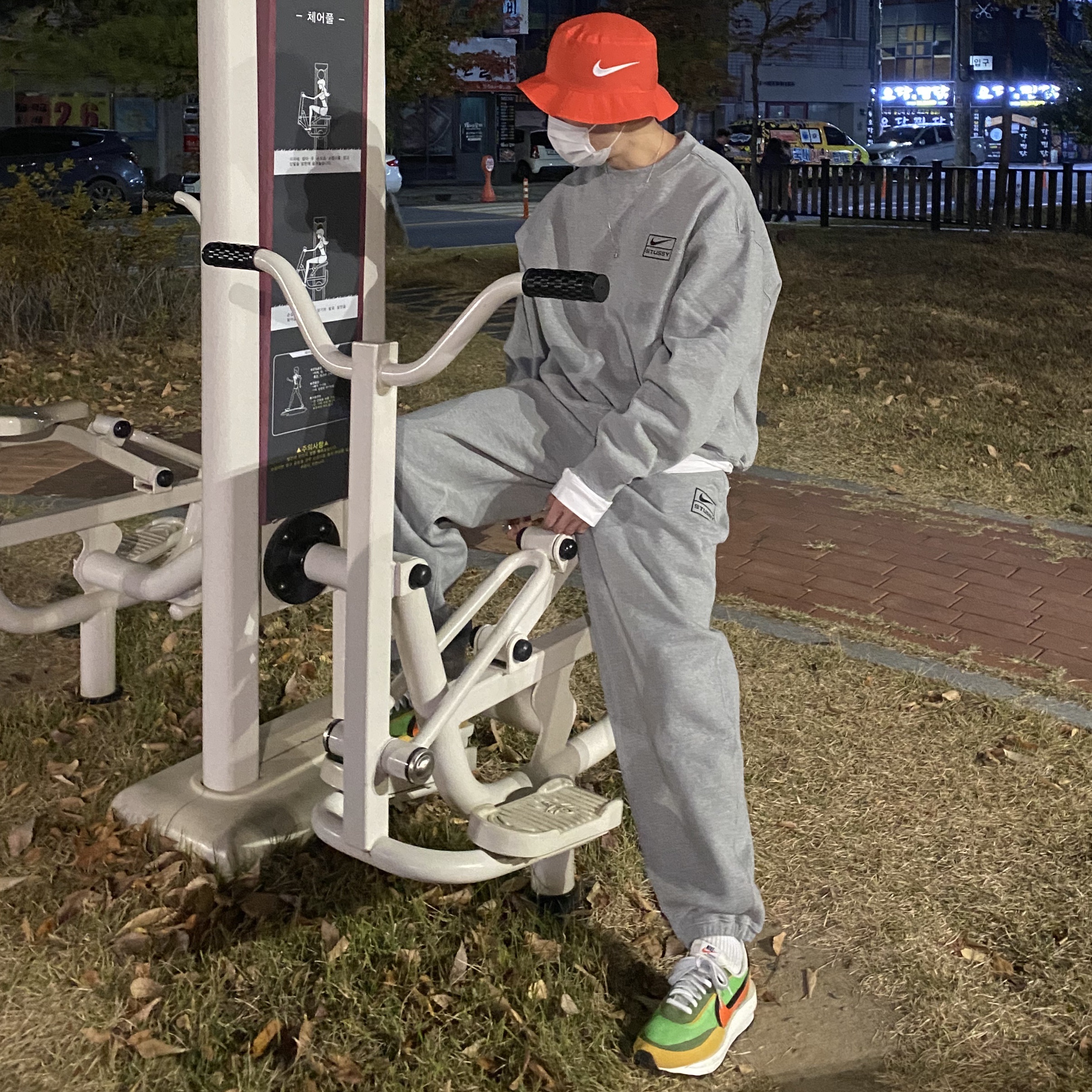 Nike x Sacai LDWaffle Green Multi, Nike x Stussy Bucket Hat Habanero Red 착용 스타일