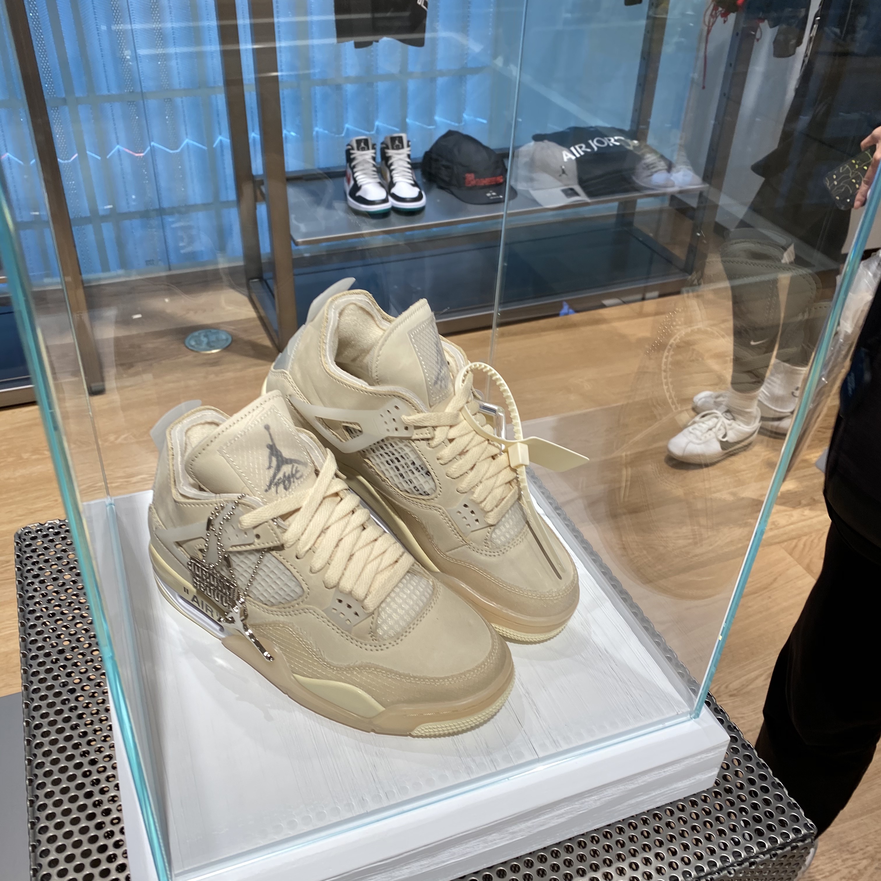 (W) Jordan 4 x Off-White Retro SP Sail 착용 스타일 - 3