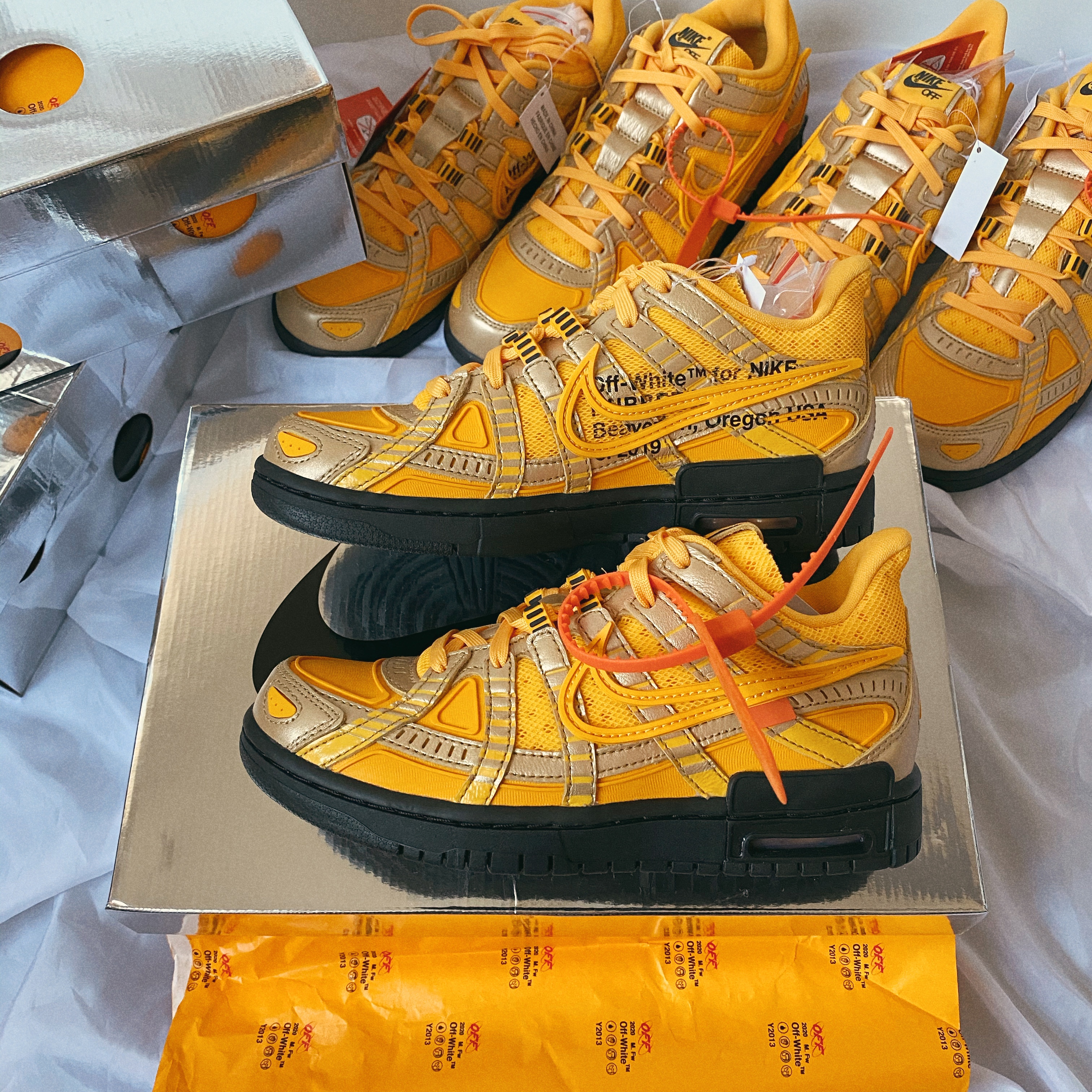 Nike x Off-White Air Rubber Dunk University Gold 착용 스타일 - 2