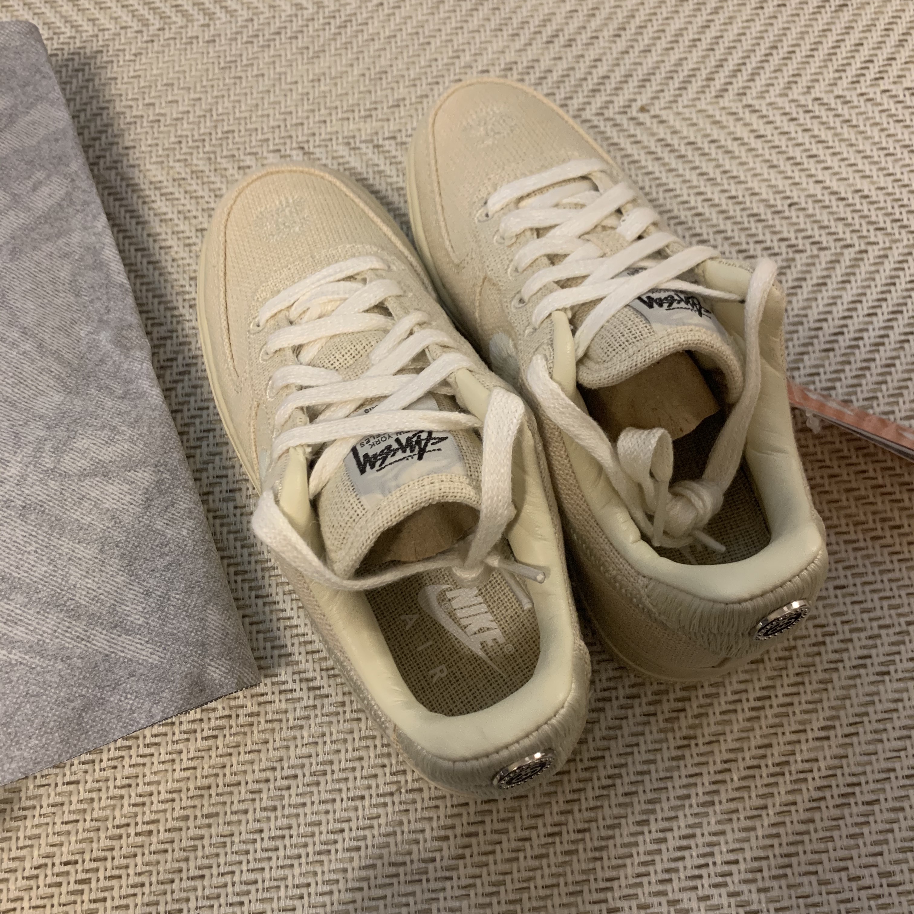 Nike x Stussy Air Force 1 Low Fossil 착용 스타일 - 2