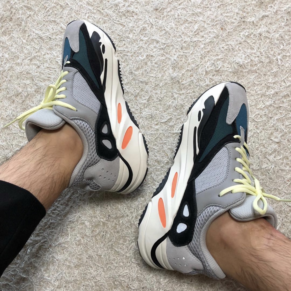 Adidas Yeezy Boost 700 Wave Runner Solid Grey 2017/2019 착용 스타일 - 2