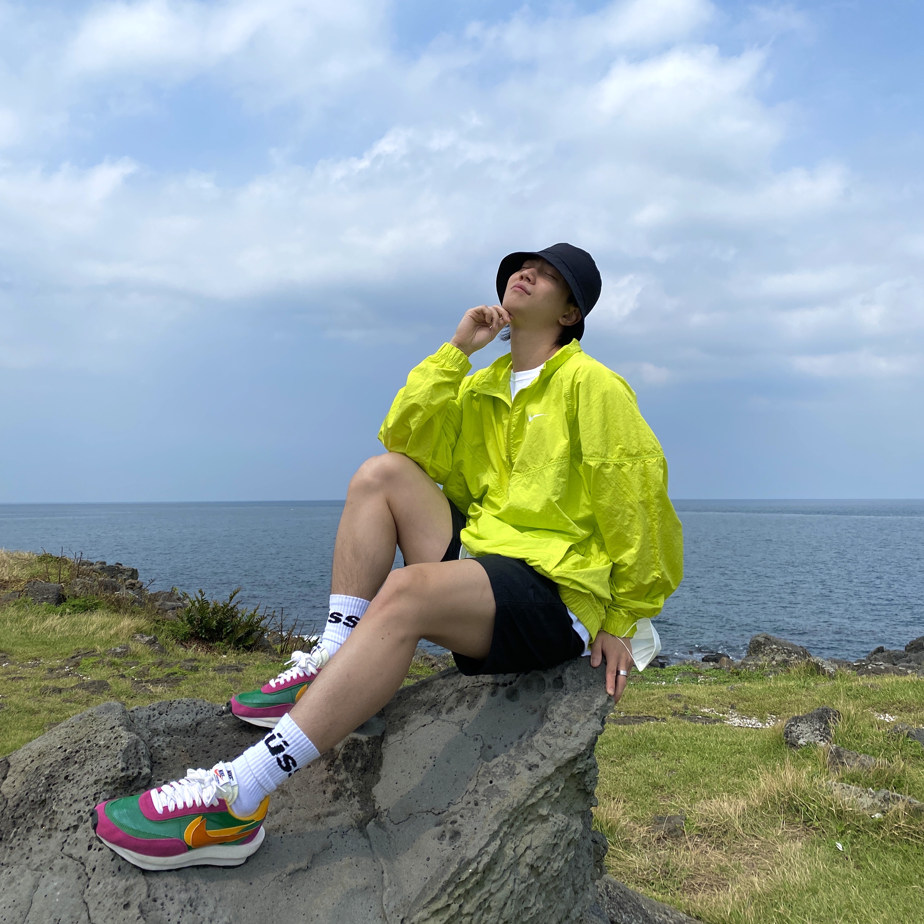 Nike x Sacai LDWaffle Pine Green, Nike x Stussy Windrunner Jacket Bright Cactus 착용 스타일