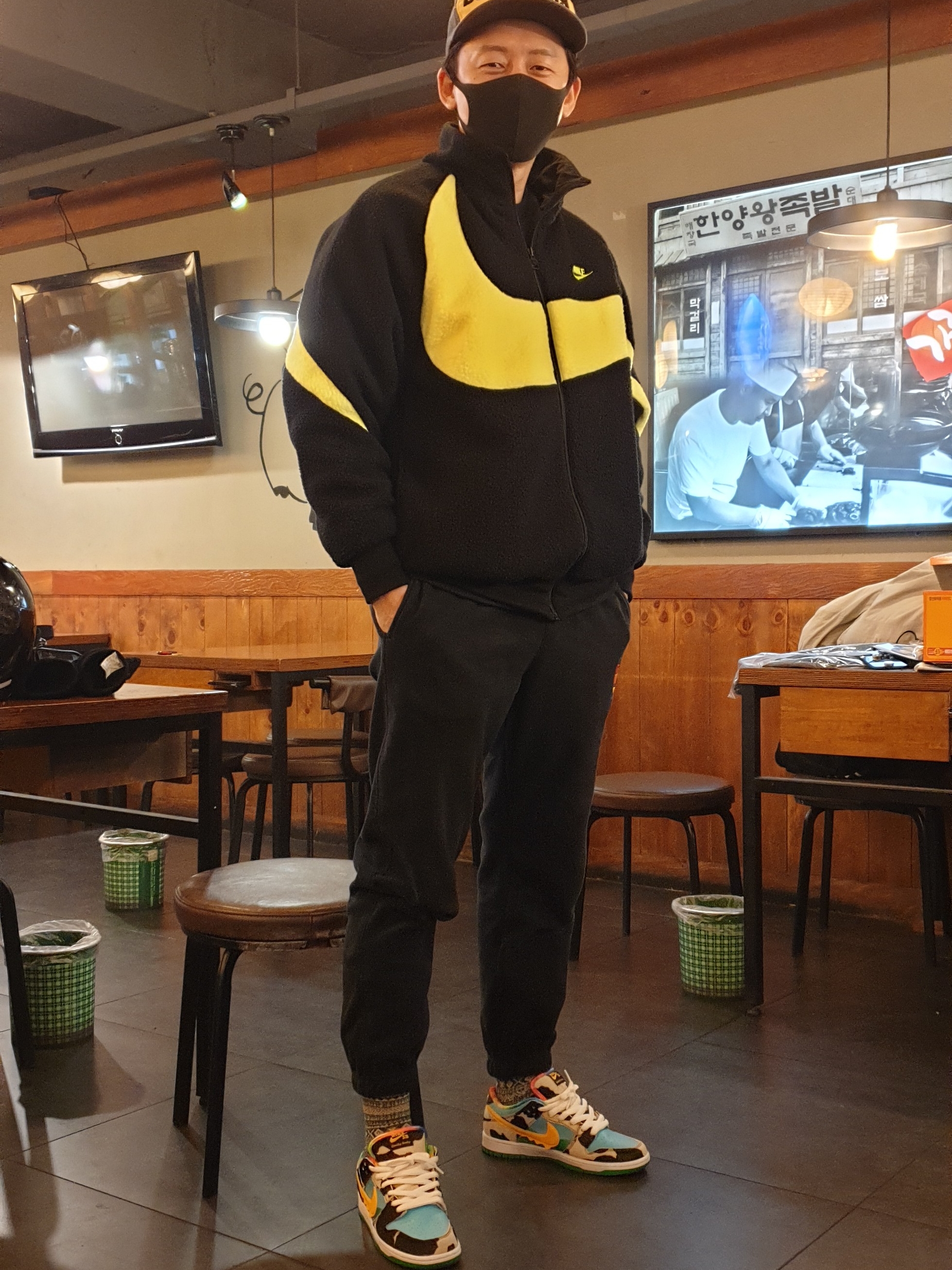Nike Big Swoosh Full Zip Jacket Black Volt, Nike x Ben & Jerry's SB Dunk Low Chunky Dunky 착용 스타일 - 1
