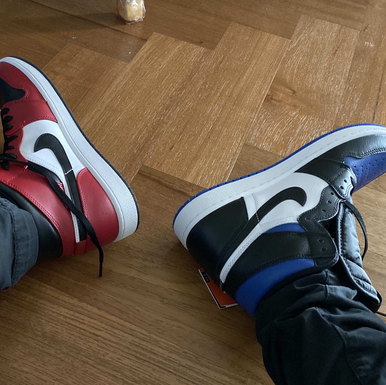 Jordan 1 Mid Chicago Black Toe, Jordan 1 Retro High OG Royal Toe 착용 스타일