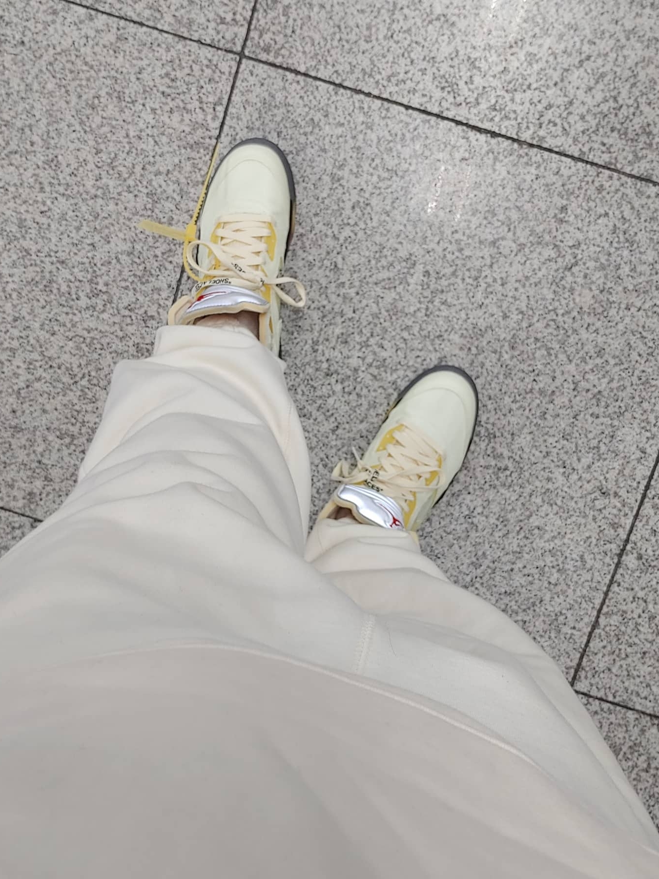 Jordan 5 x Off-White Retro SP Sail Fire Red 착용 스타일 - 2