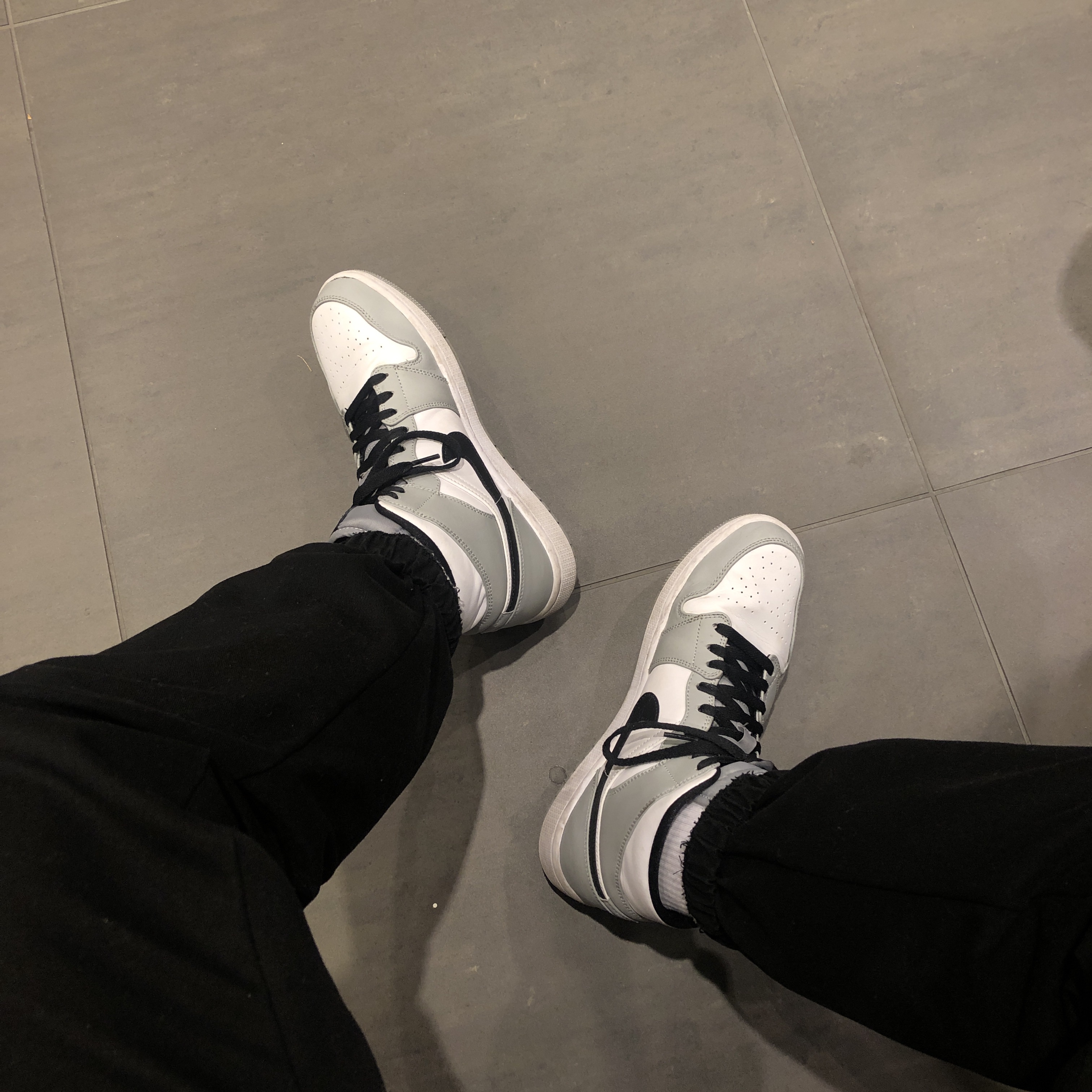 Jordan 1 Mid Light Smoke Grey 착용 스타일