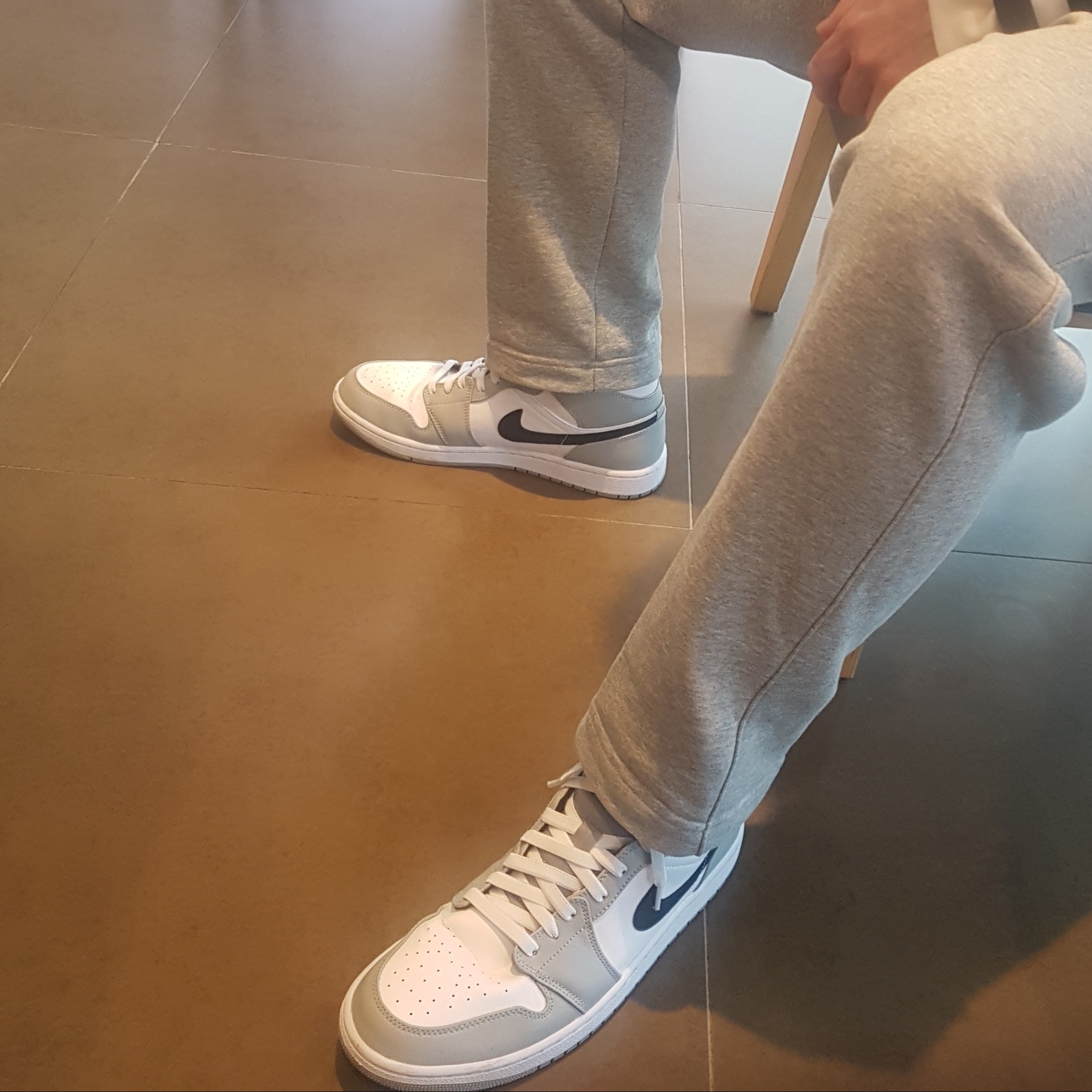 Jordan 1 Mid Light Smoke Grey 착용 스타일