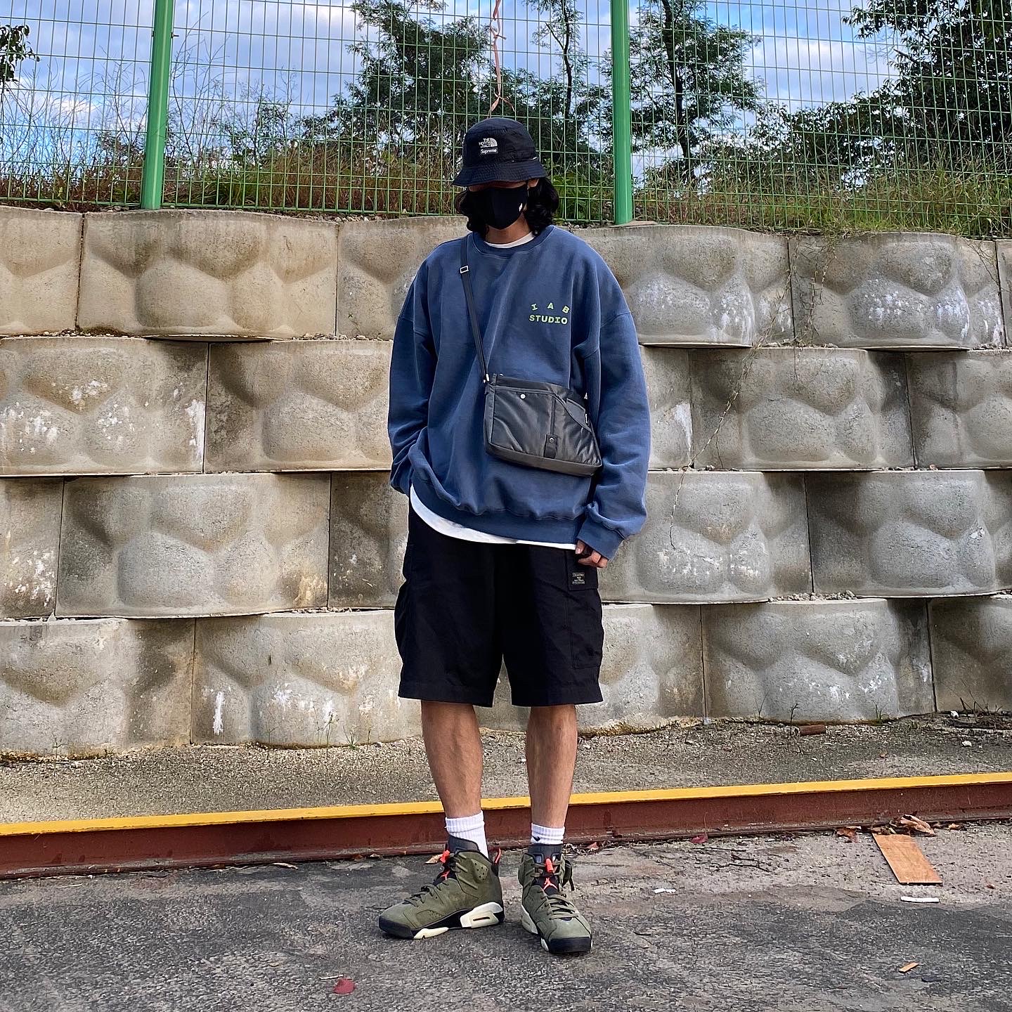 Jordan 6 x Travis Scott Retro Olive, Supreme x The North Face Snakeskin Packable Reversible Crusher Black - 18SS 착용 스타일 - 1