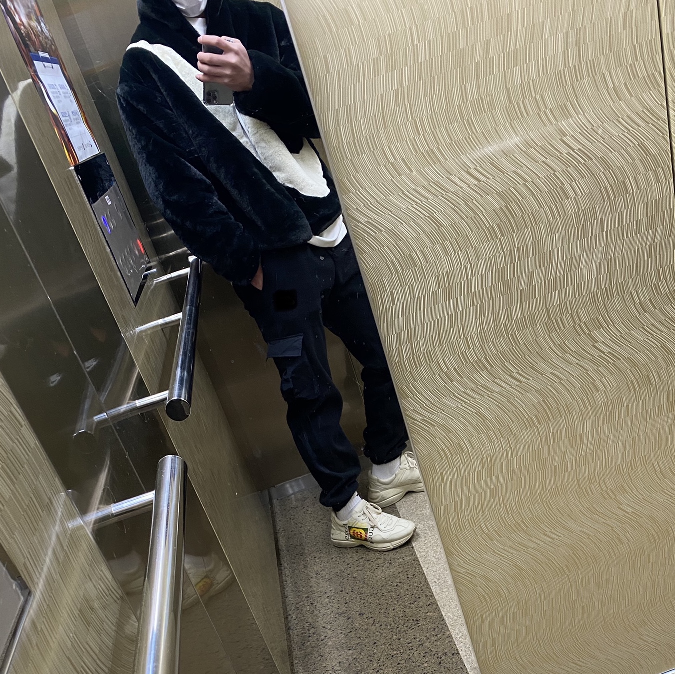 Gucci Rhyton Leather Sneakers Logo 착용 스타일