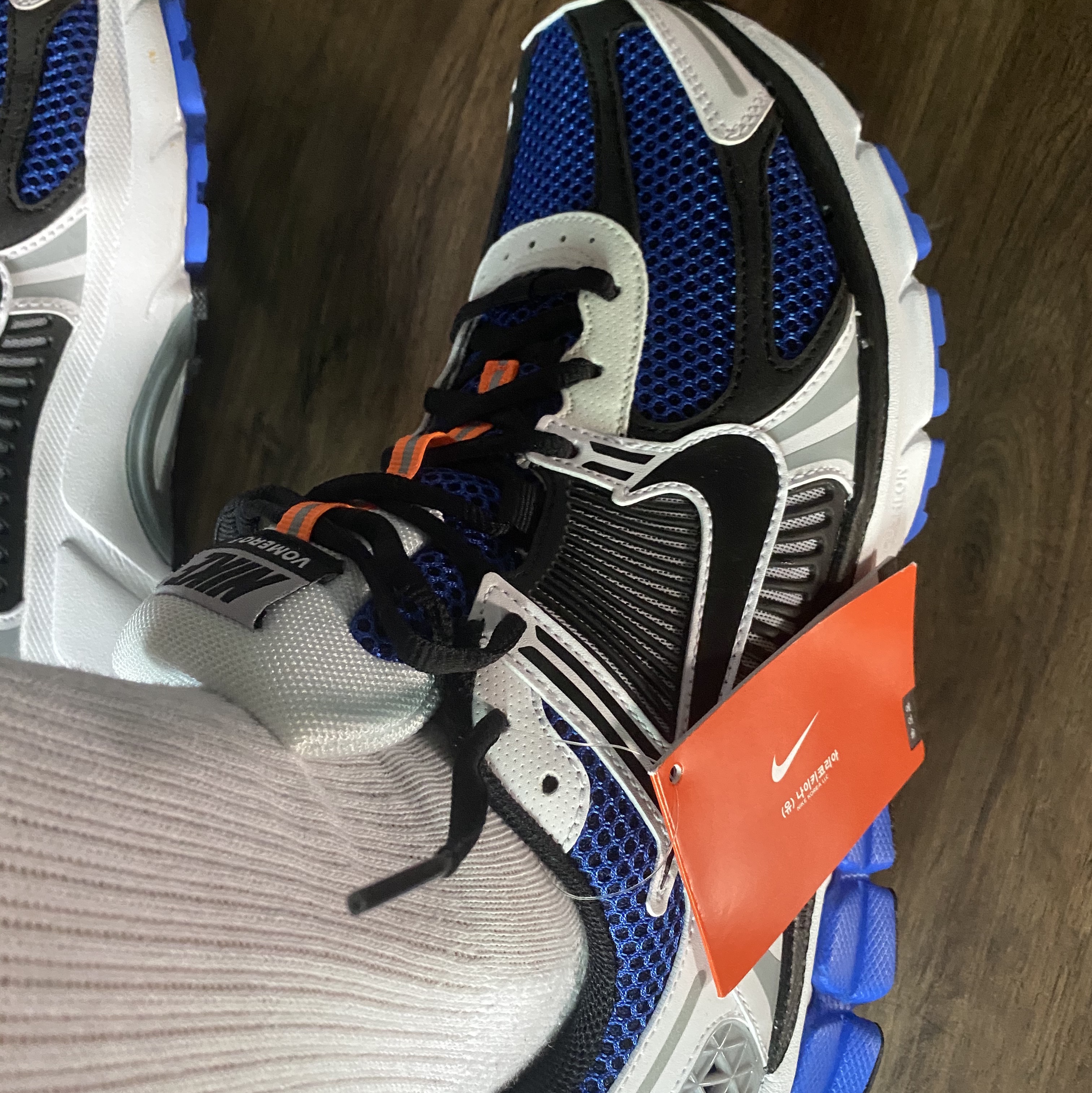 Nike Zoom Vomero 5 White Racer Blue Black 착용 스타일