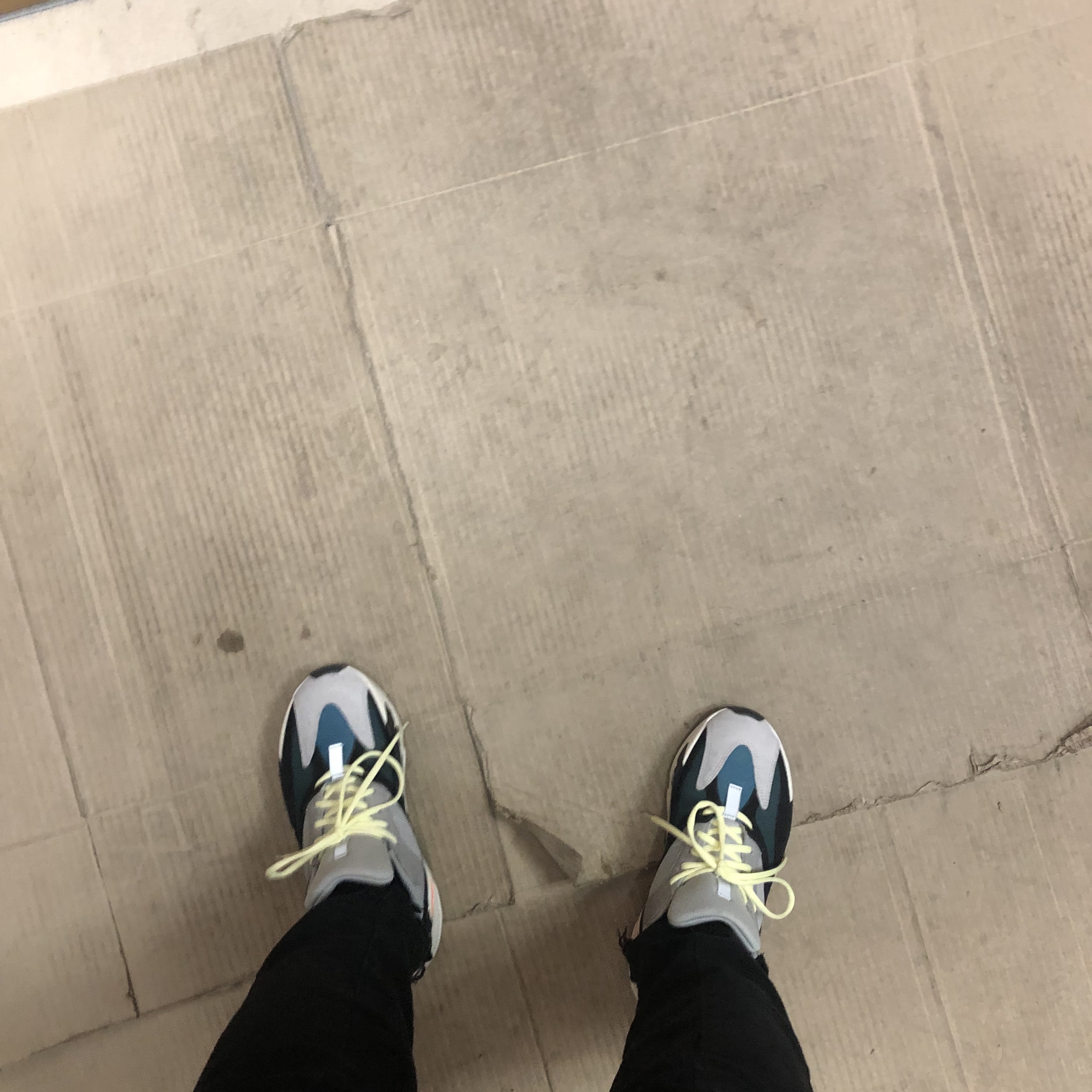 Adidas Yeezy Boost 700 Wave Runner Solid Grey 2017/2019 착용 스타일 - 2