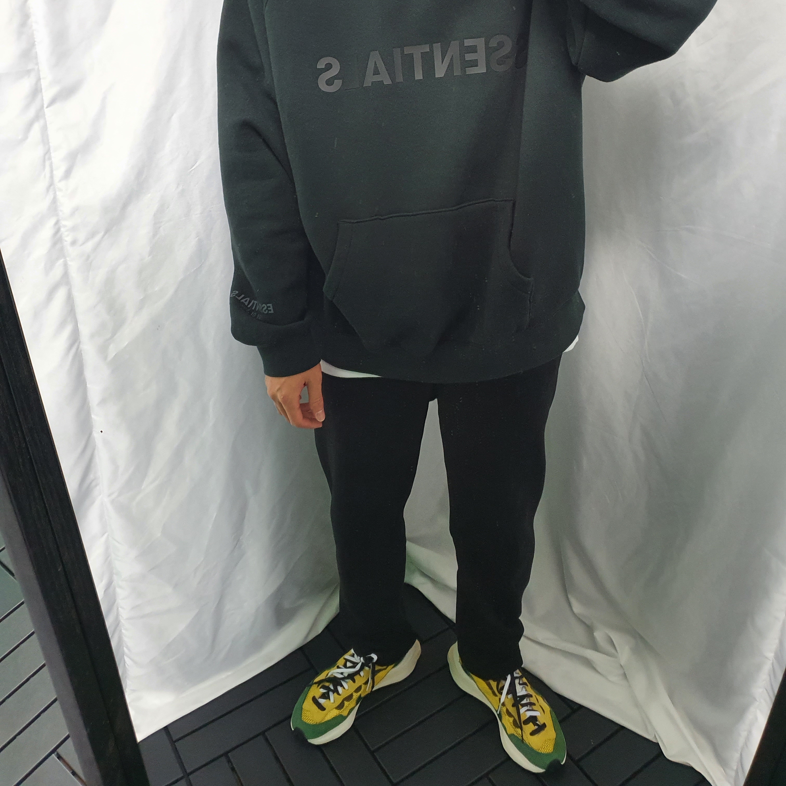 Nike x Sacai VaporWaffle Tour Yellow & Gorge Green Sail, Essentials 3D Silicon Applique Pullover Hoodie Dark Slate/Black 2020 착용 스타일 - 1