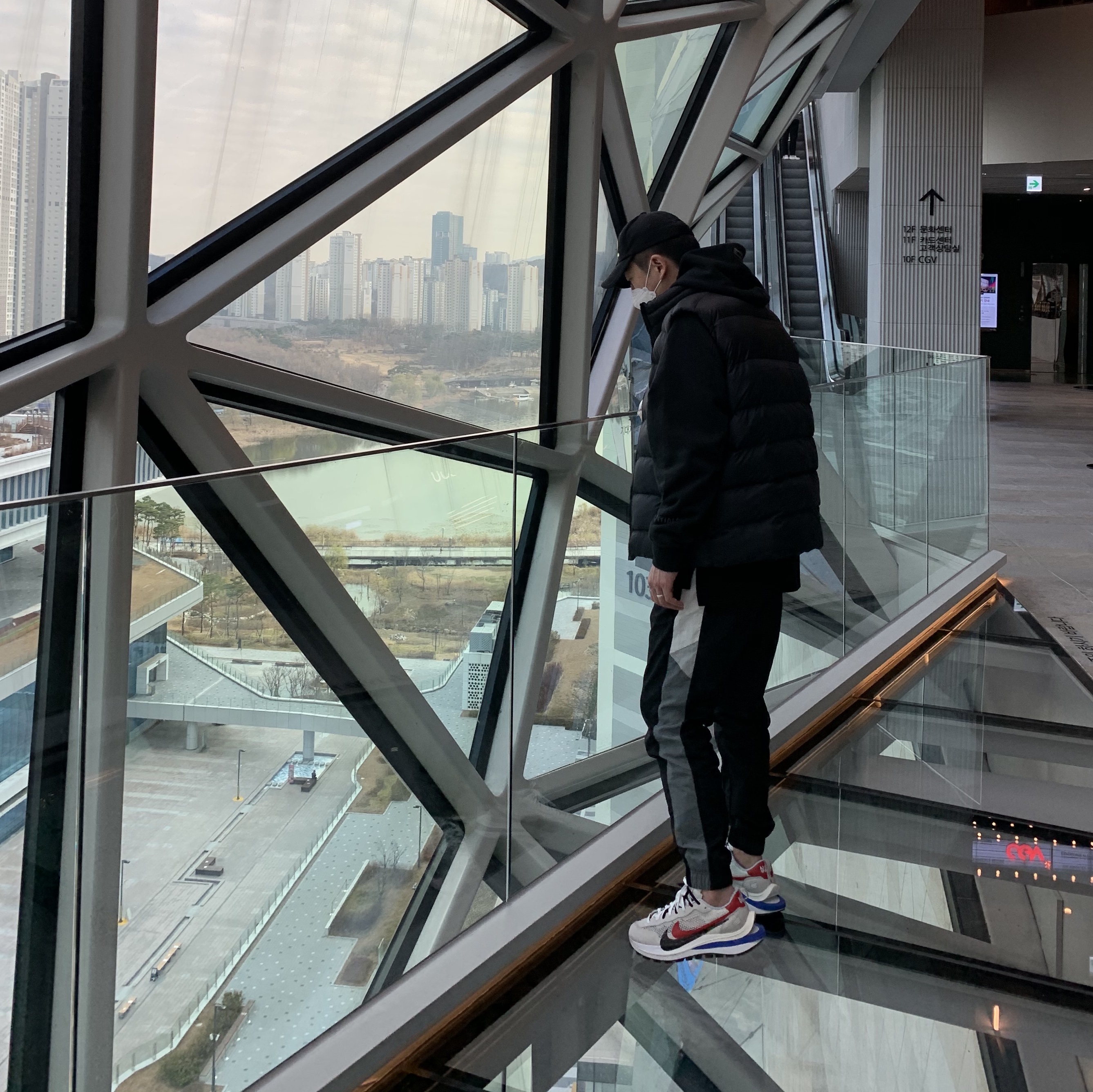 Nike x Sacai VaporWaffle Royal Fuchsia 착용 스타일
