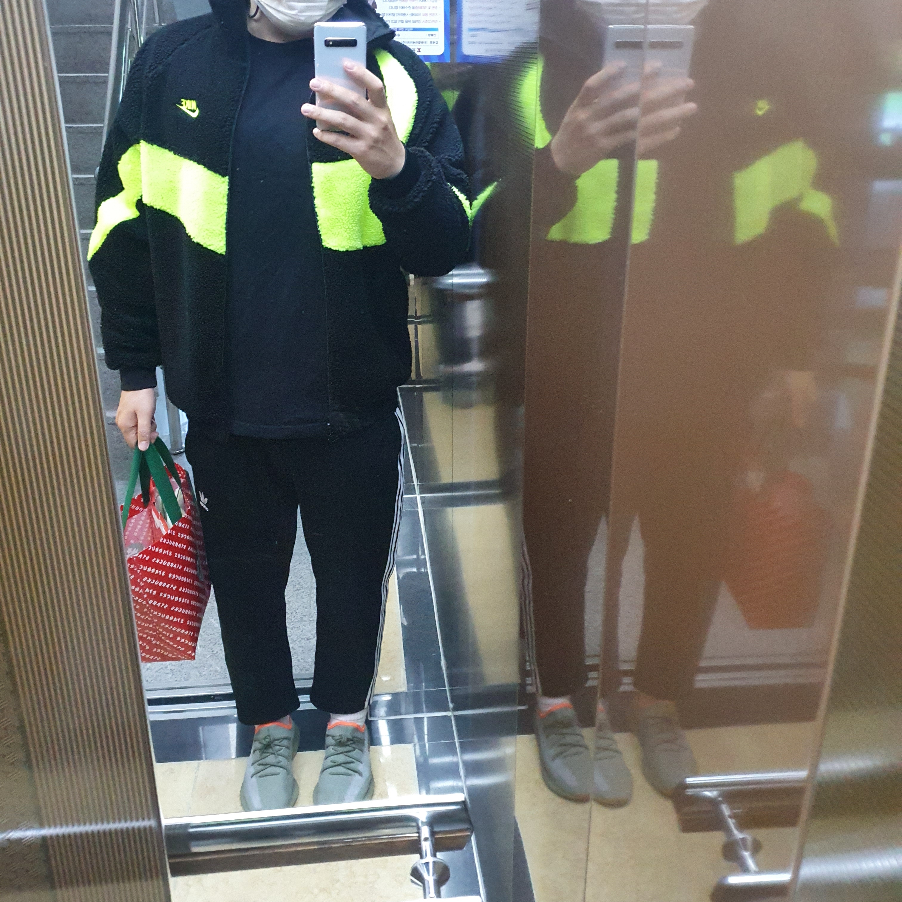 Adidas Yeezy Boost 350 V2 Desert Sage, Nike Big Swoosh Full Zip Jacket Black Volt 착용 스타일