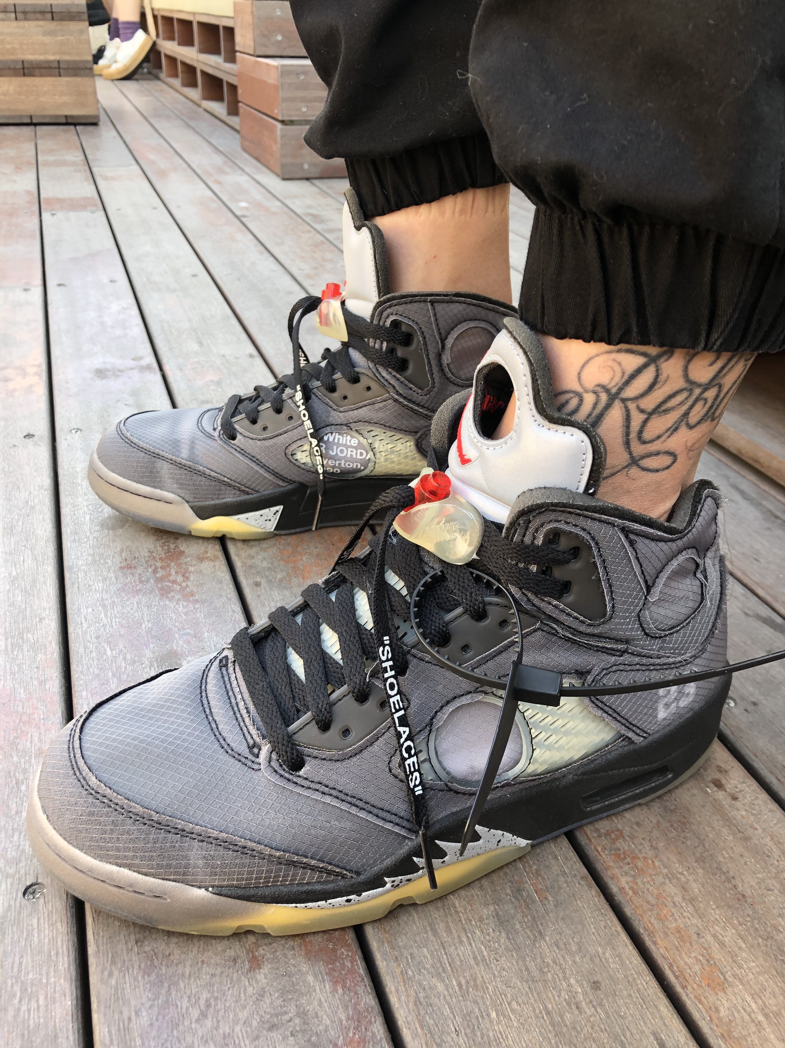 Jordan 5 x Off-White Retro SP Black Muslin 착용 스타일