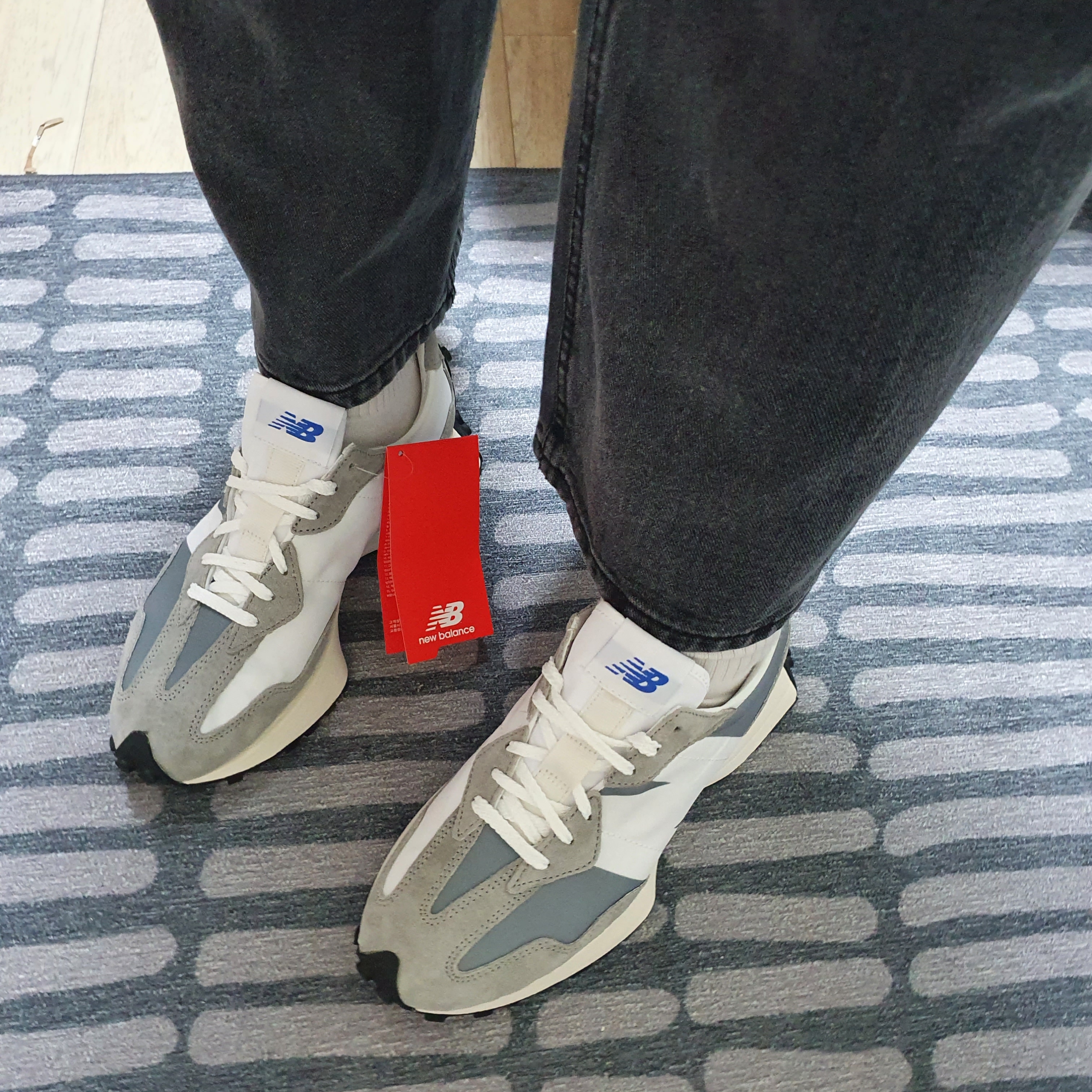 New Balance 327 Grey 착용 스타일 - 1