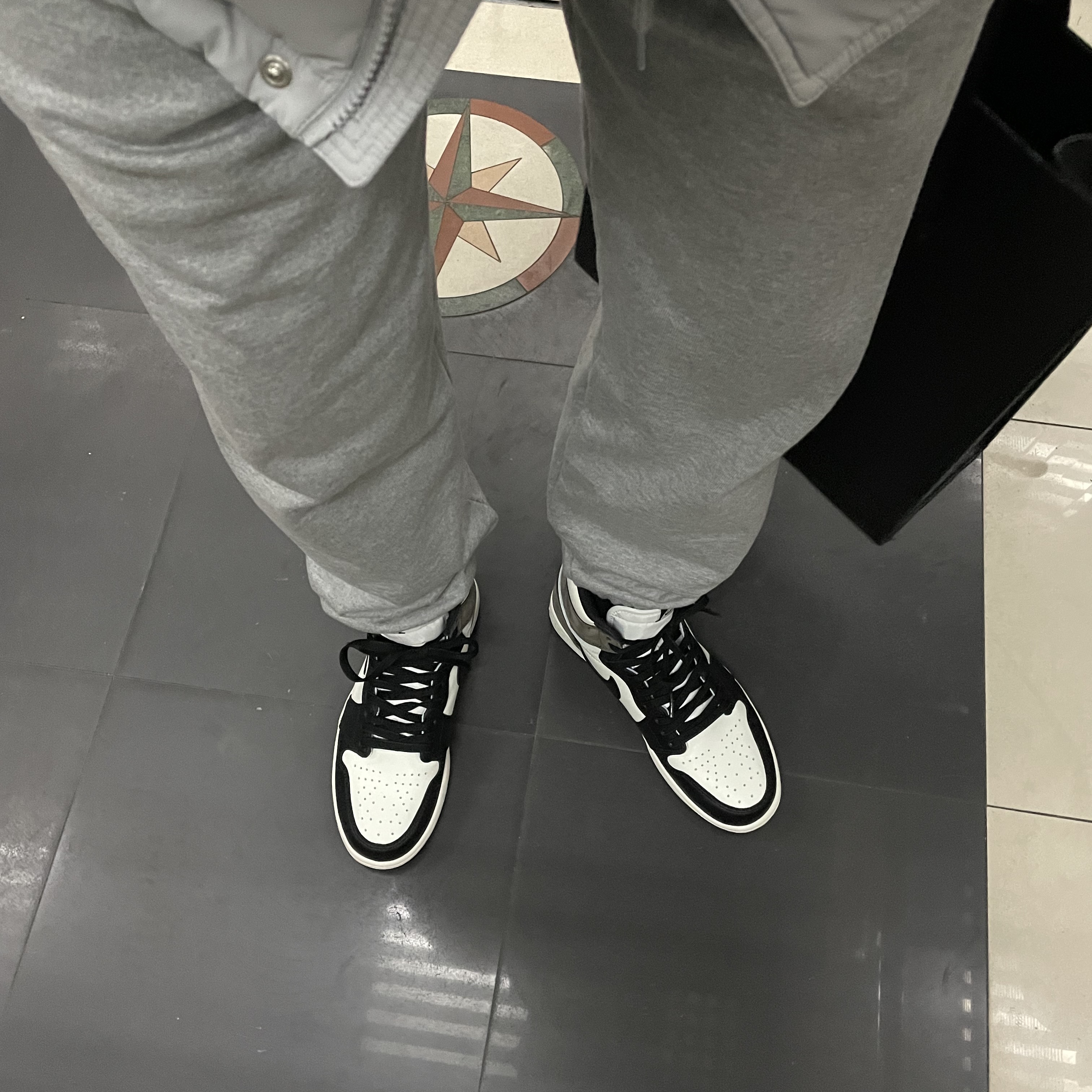 Jordan 1 Retro High OG Black Mocha 착용 스타일 - 1