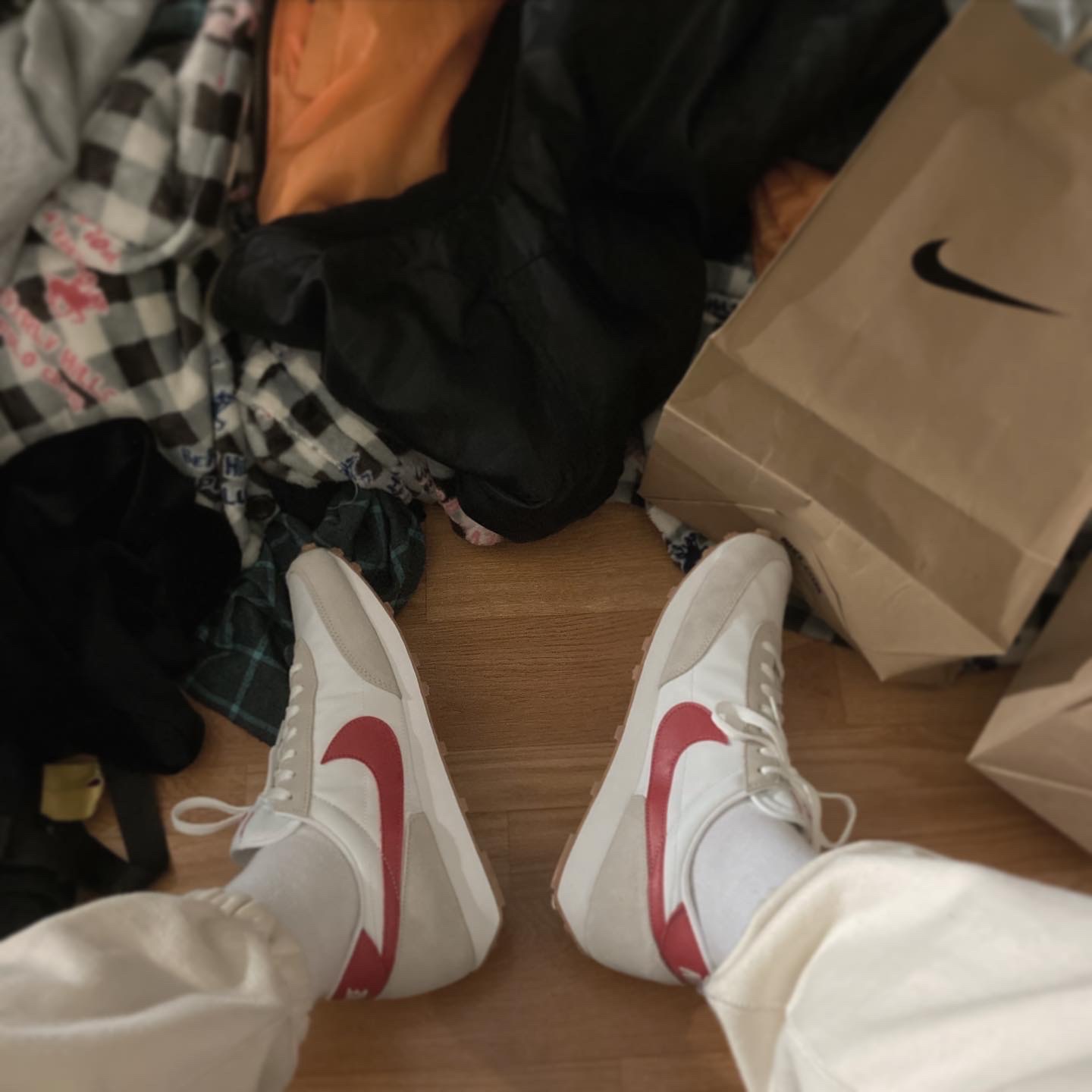 (W) Nike Daybreak Summit White University Red 착용 스타일 - 2
