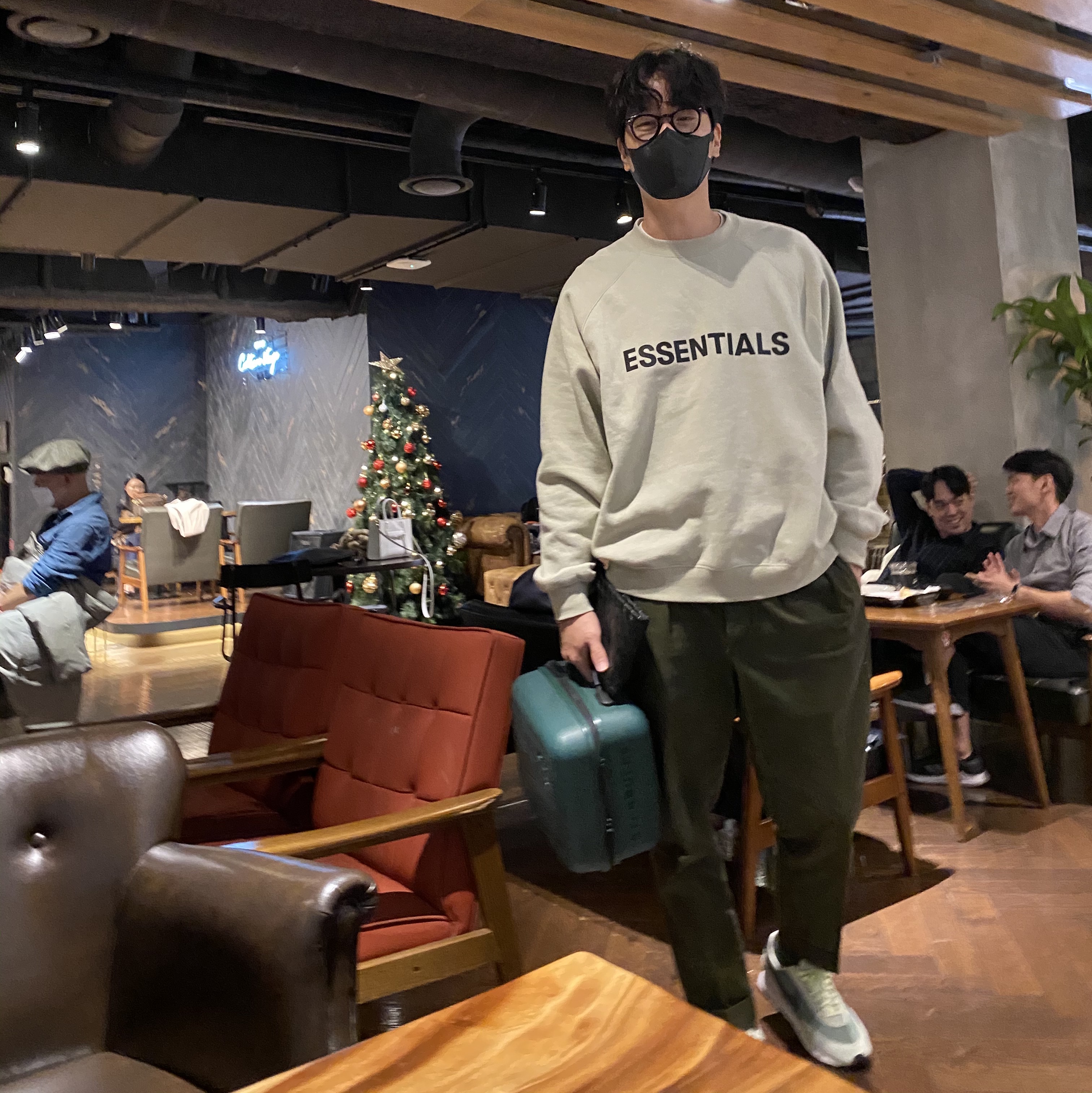 Nike Daybreak Silver Pine, Essentials 3D Silicon Applique Crewneck Alfafa Sage - 20FW 착용 스타일