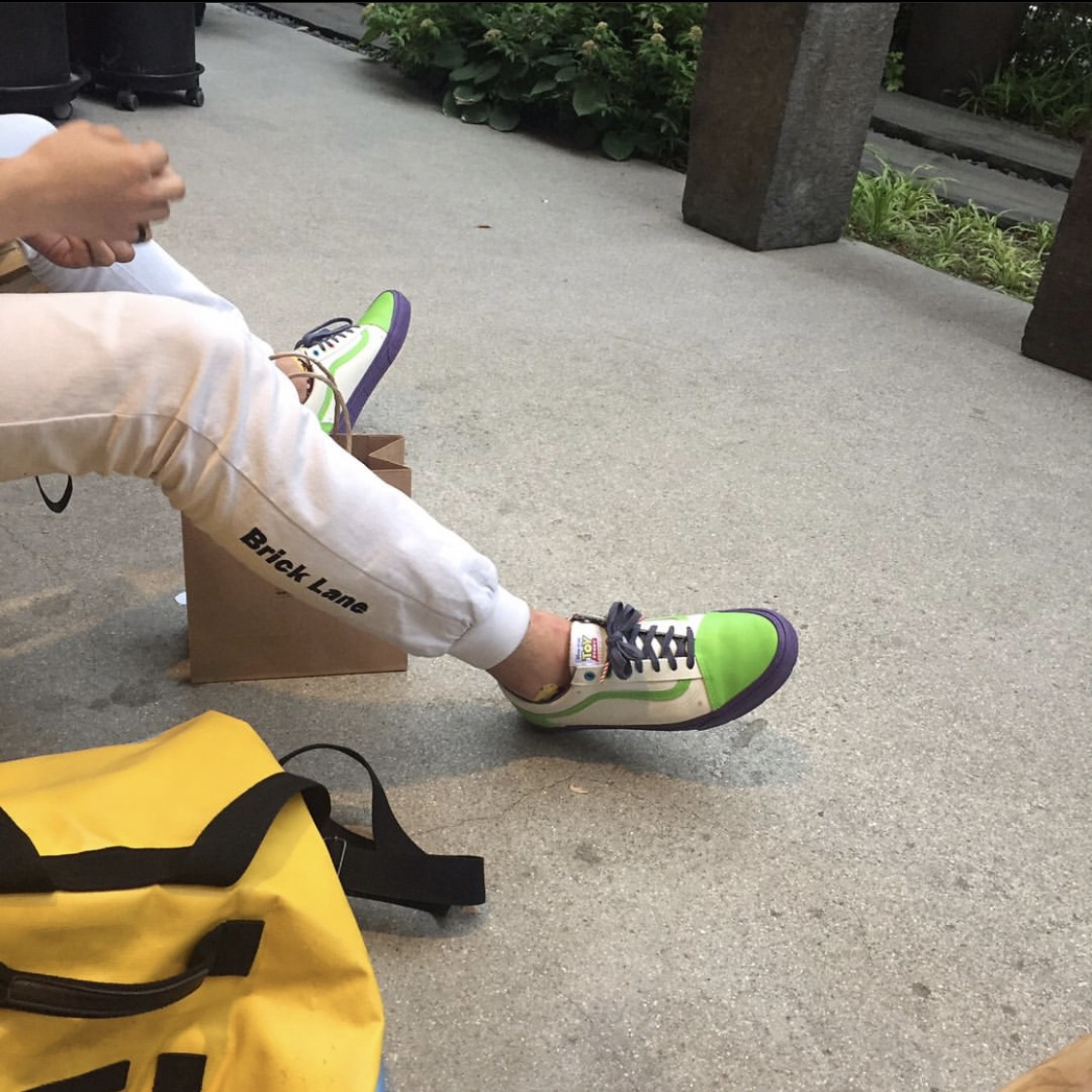 Vans Old Skool NASA Space Voyager True White 착용 스타일 - 5