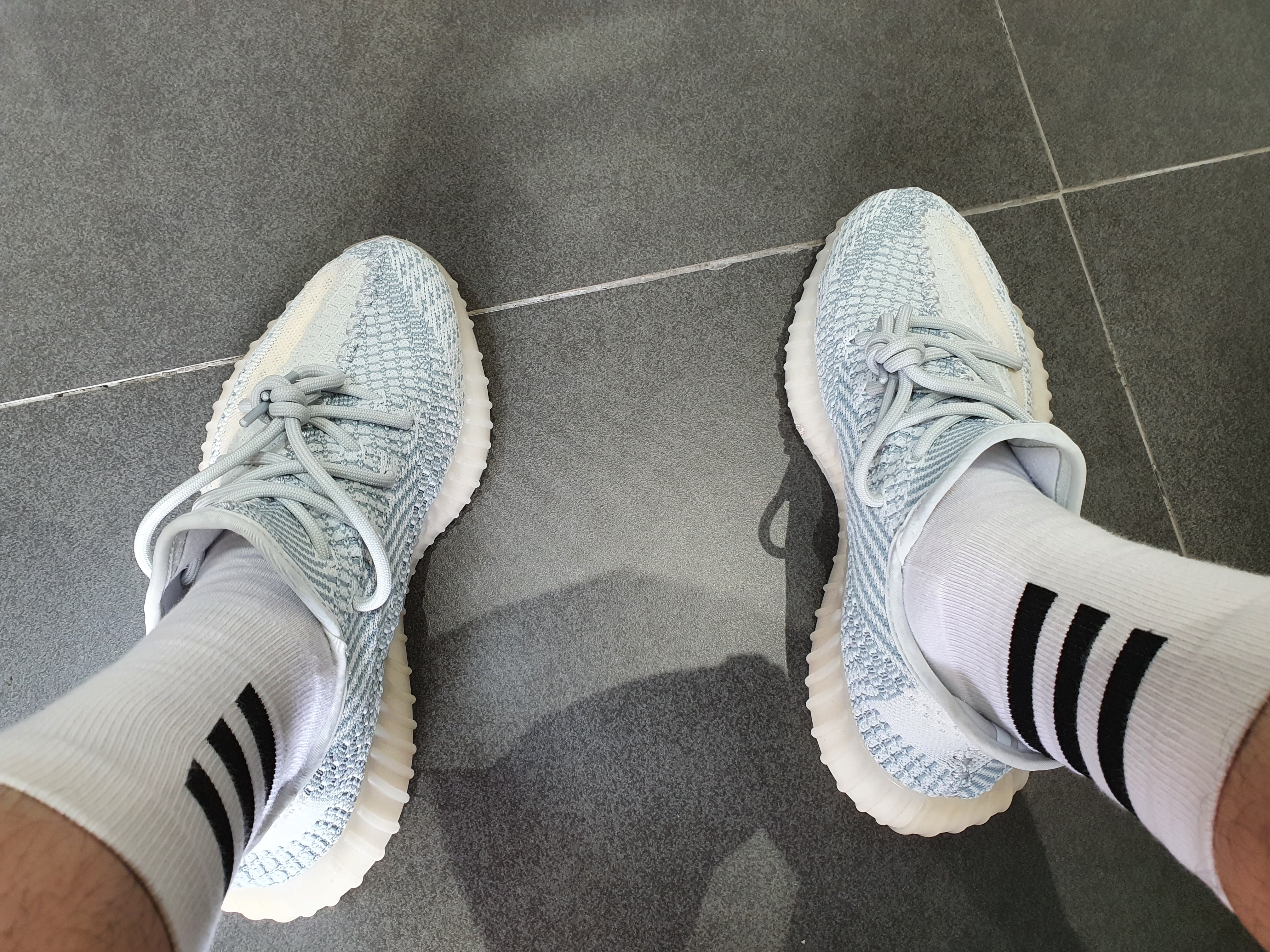 Adidas Yeezy Boost 350 V2 Cloud White - Non-Reflective 착용 스타일
