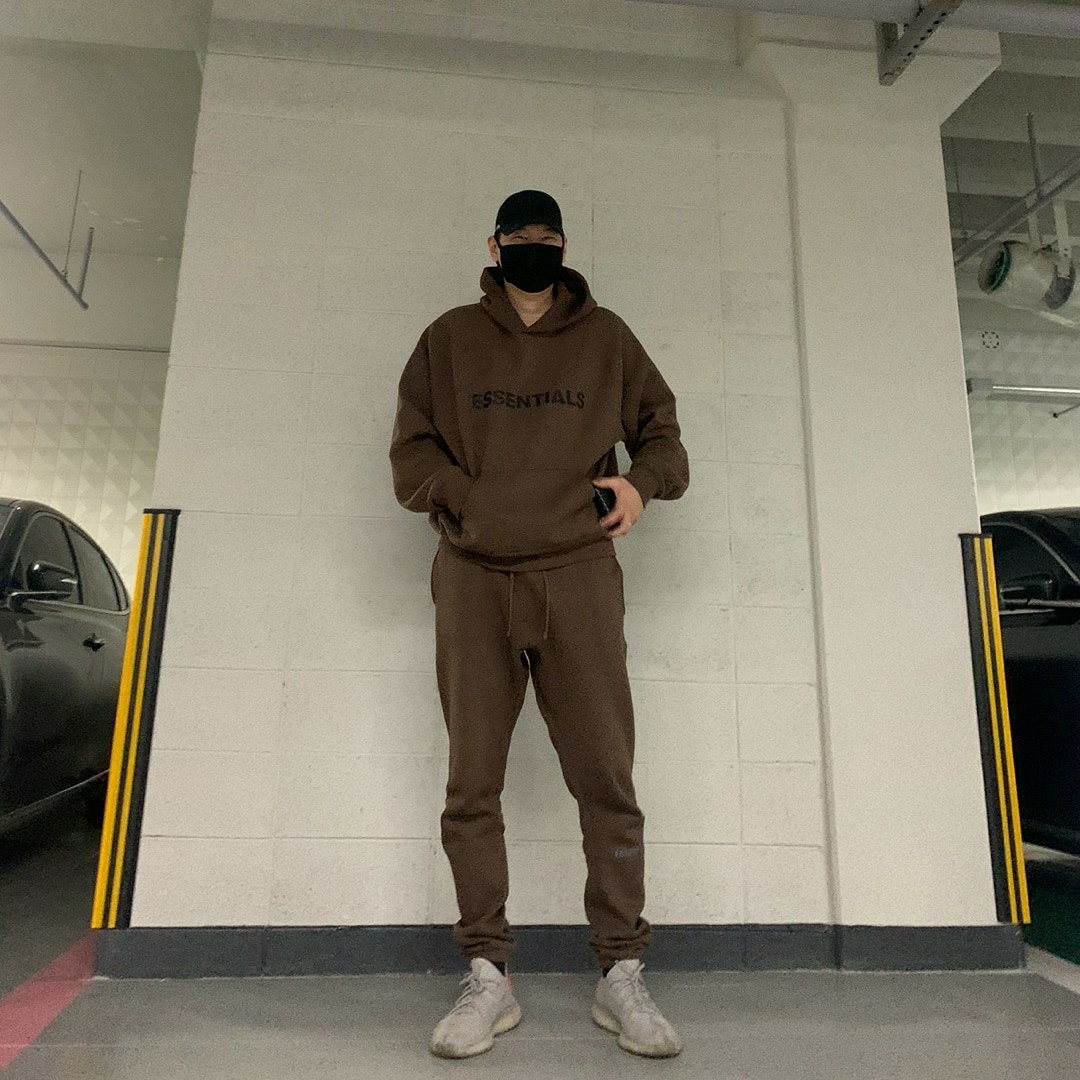 Adidas Yeezy Boost 350 V2 Tail Light, Nike x Drake Nocta Essential Cap Black 착용 스타일