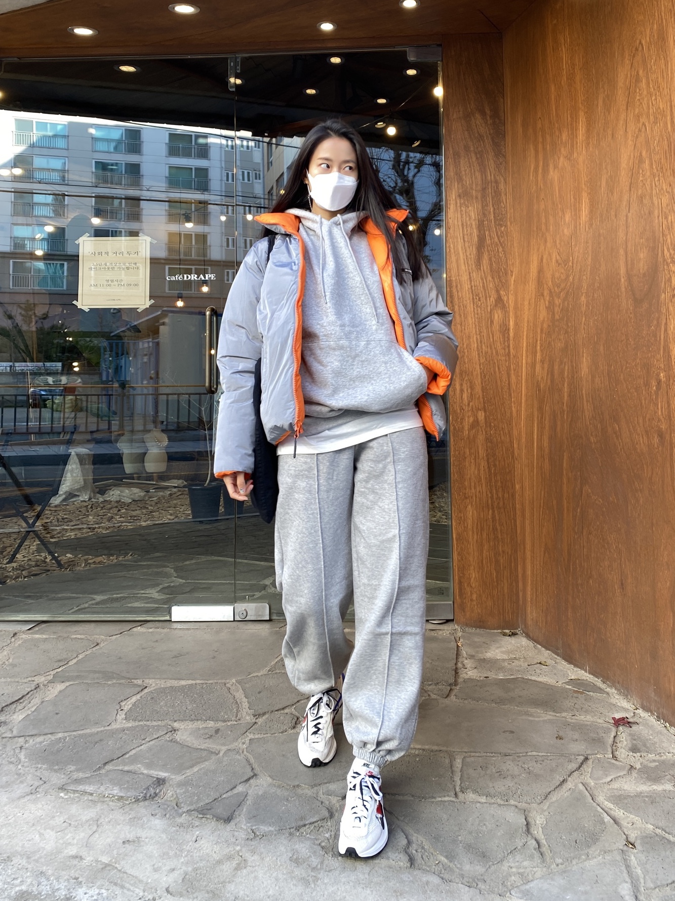 Nike x Sacai VaporWaffle Royal Fuchsia 착용 스타일 - 2