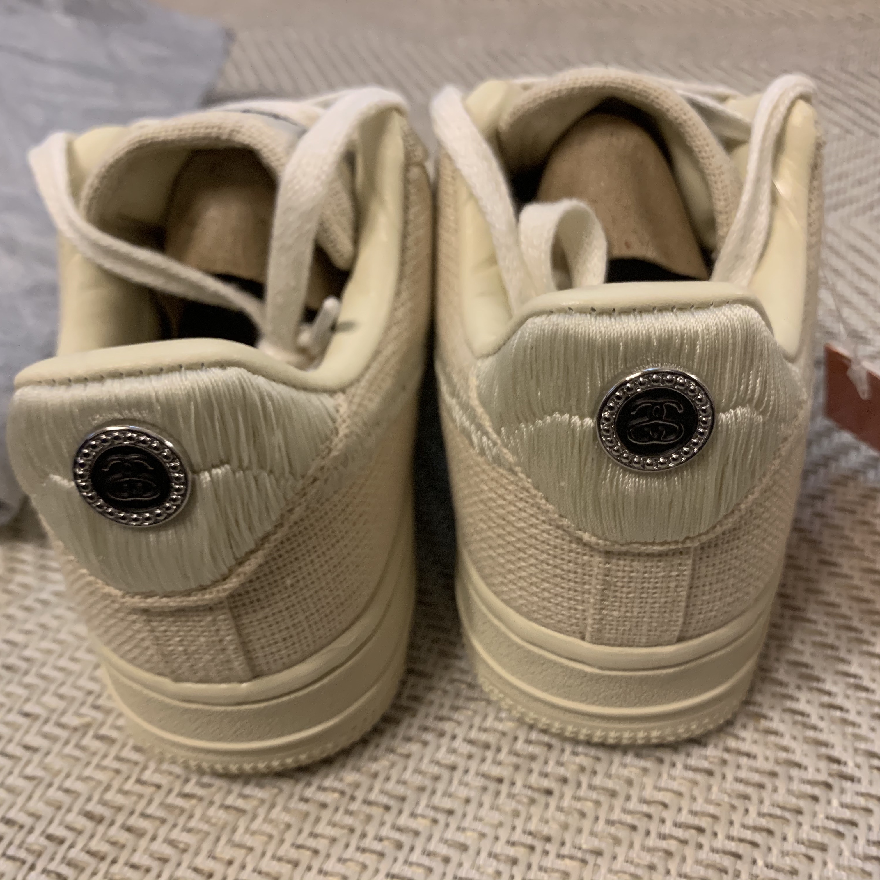 Nike x Stussy Air Force 1 Low Fossil 착용 스타일 - 3