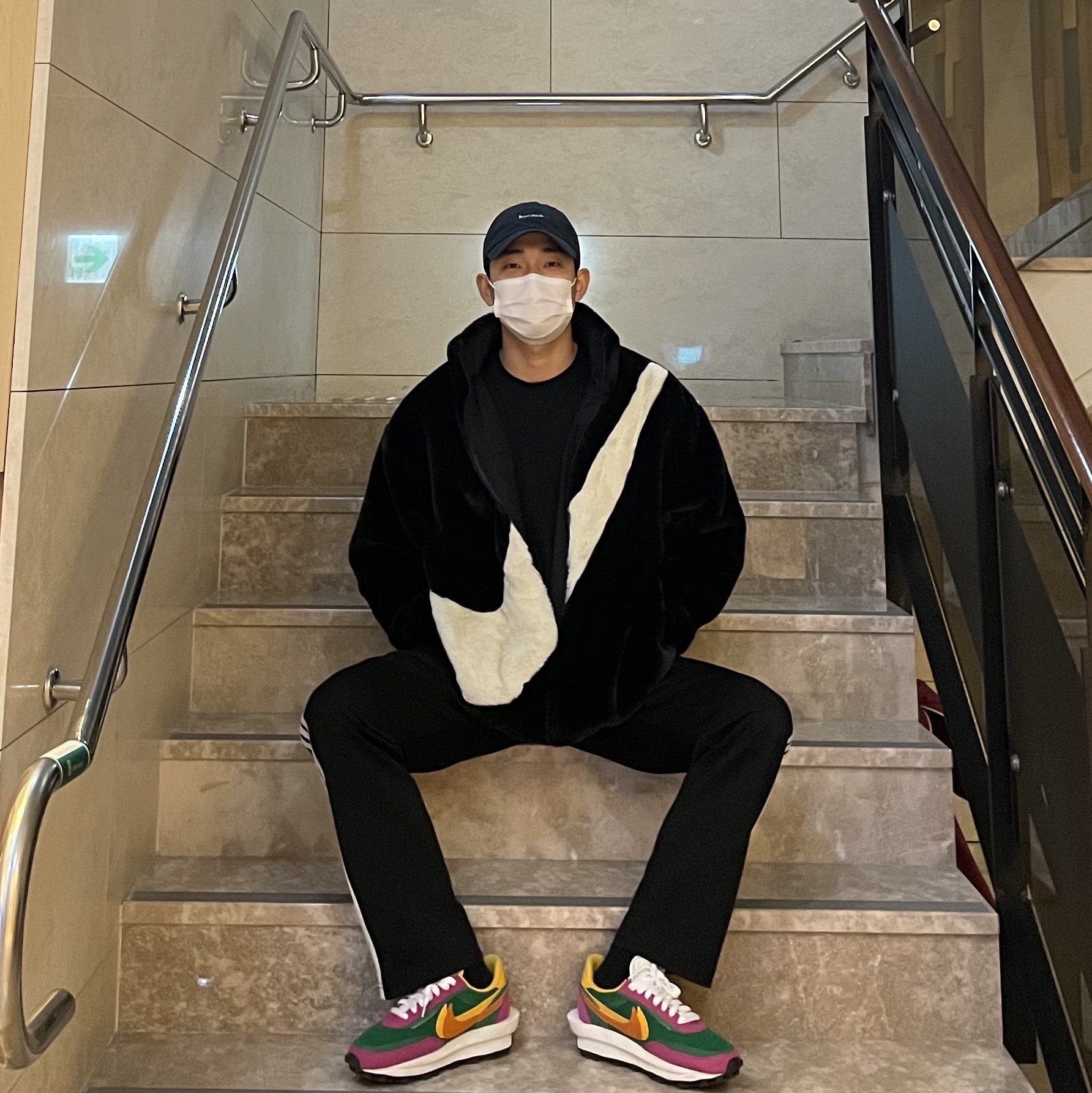 Nike x Sacai LDWaffle Pine Green, Nike Big Swoosh Full Zip Jacket Black Volt 착용 스타일