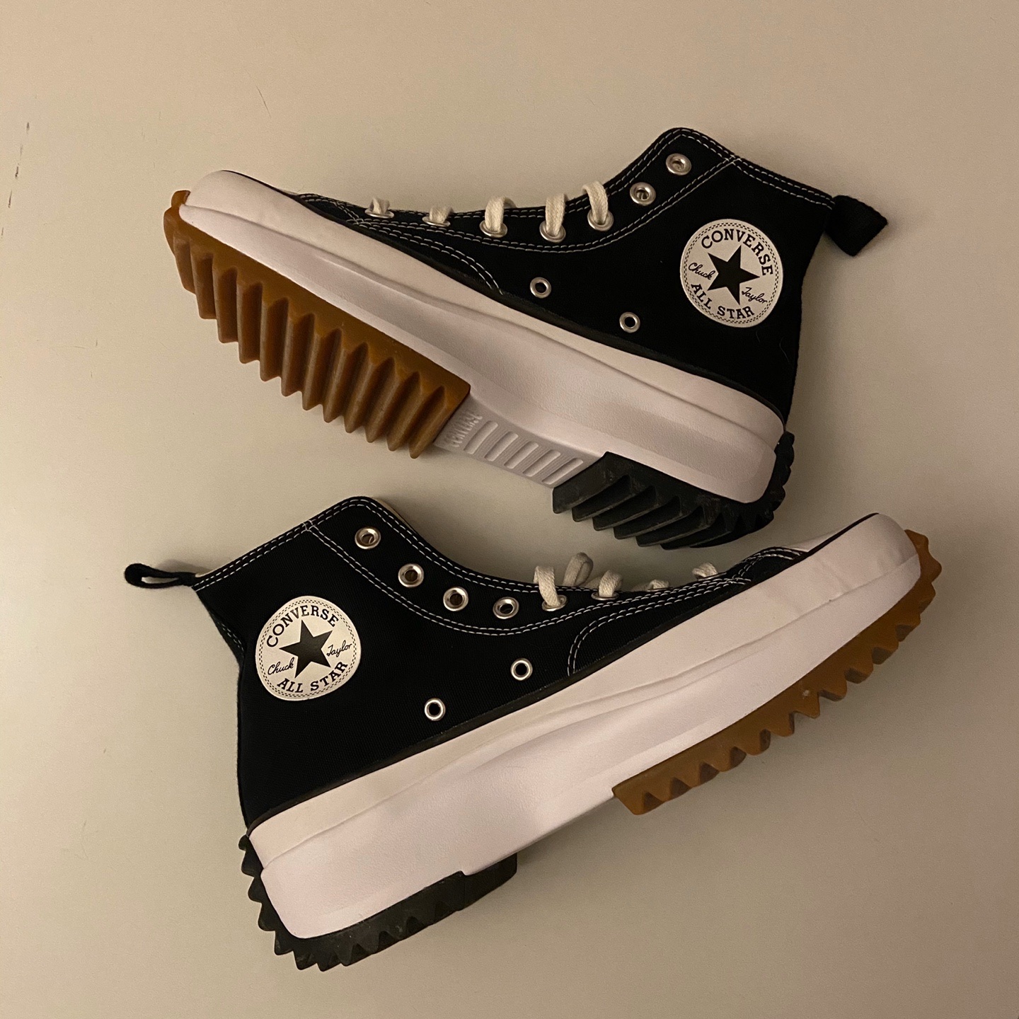 Converse Run Star Hike Hi Black White Gum 착용 스타일 - 4