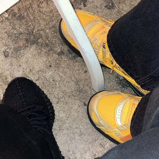 Nike x Off-White Air Rubber Dunk University Gold, Adidas Yeezy Boost 350 V2 Black Red 2020 착용 스타일