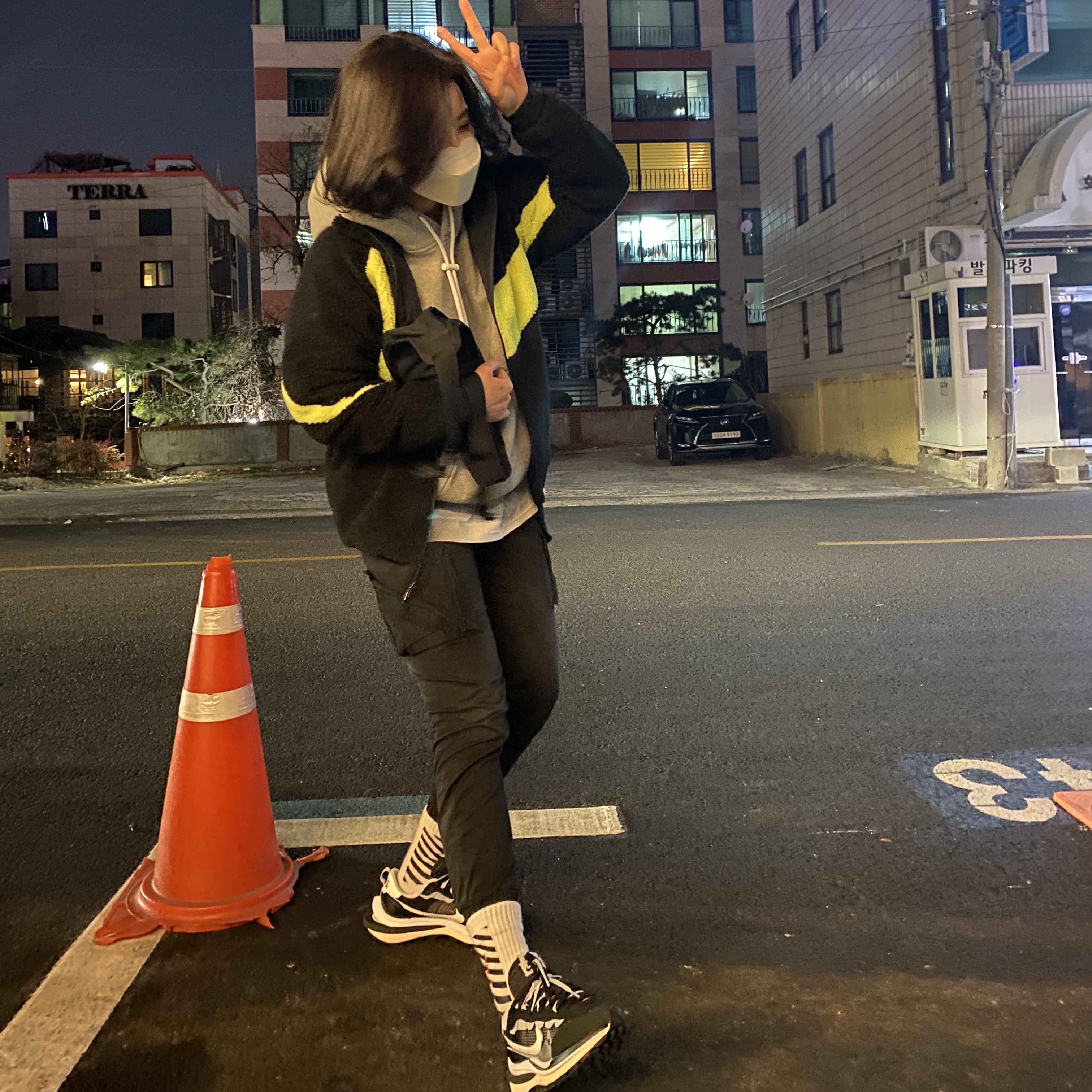 Nike x Sacai VaporWaffle Black White, Nike Big Swoosh Full Zip Jacket Black Volt 착용 스타일