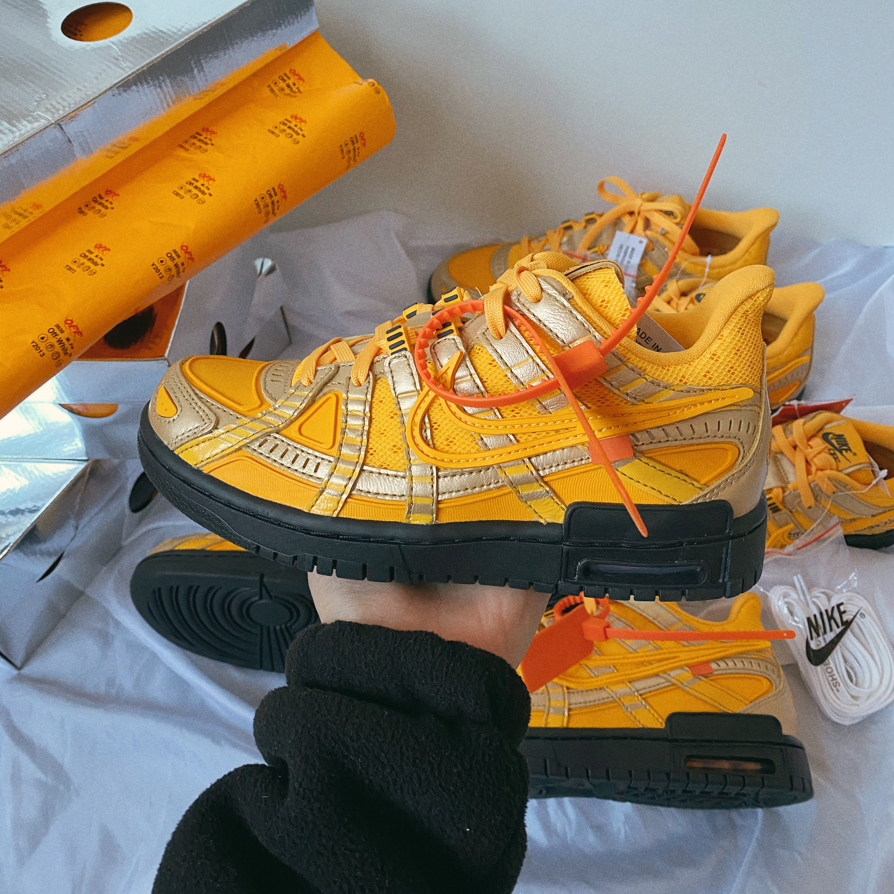 Nike x Off-White Air Rubber Dunk University Gold 착용 스타일 - 3