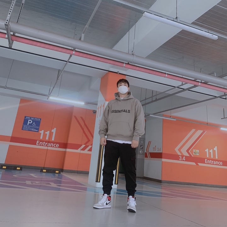 Jordan 1 Retro High OG Light Smoke Grey, Essentials 3D Silicon Applique Pullover Hoodie Moss - 20FW 착용 스타일