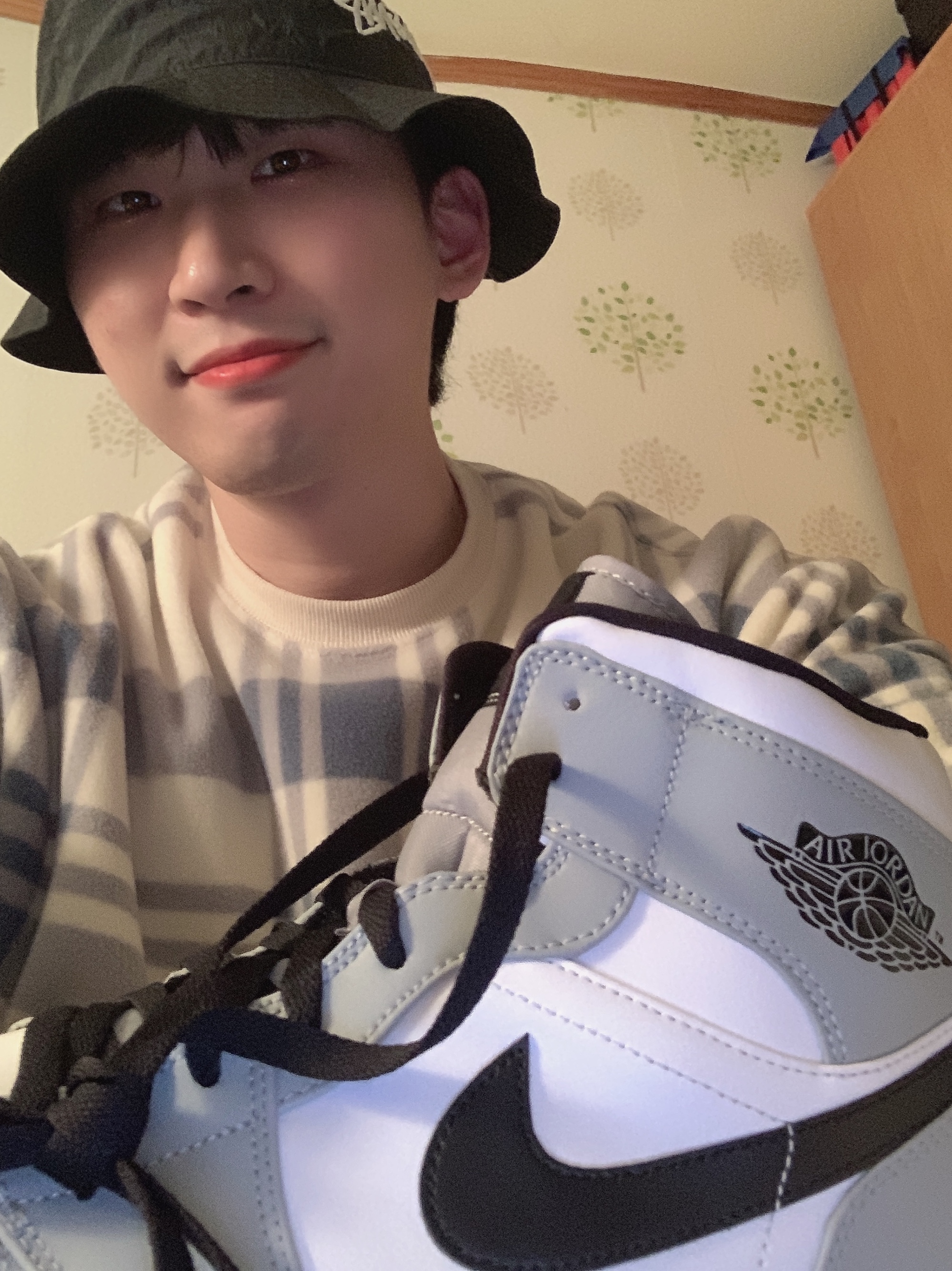 Jordan 1 Mid Light Smoke Grey 착용 스타일 - 5