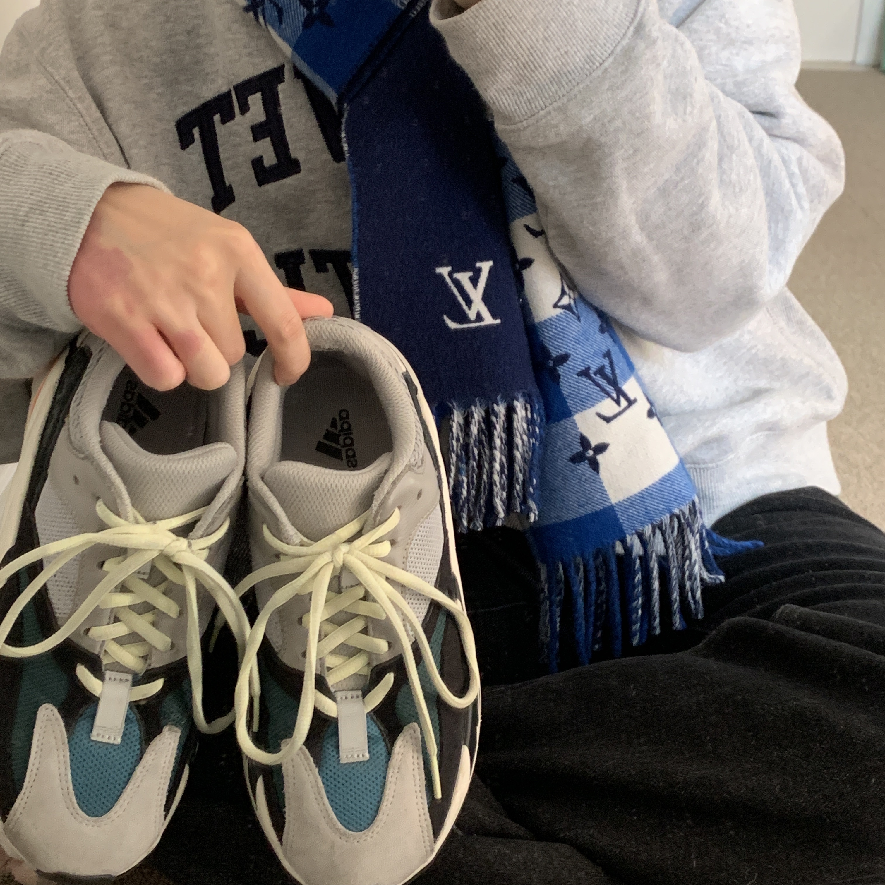 Adidas Yeezy Boost 700 Wave Runner Solid Grey 2017/2019 착용 스타일 - 1