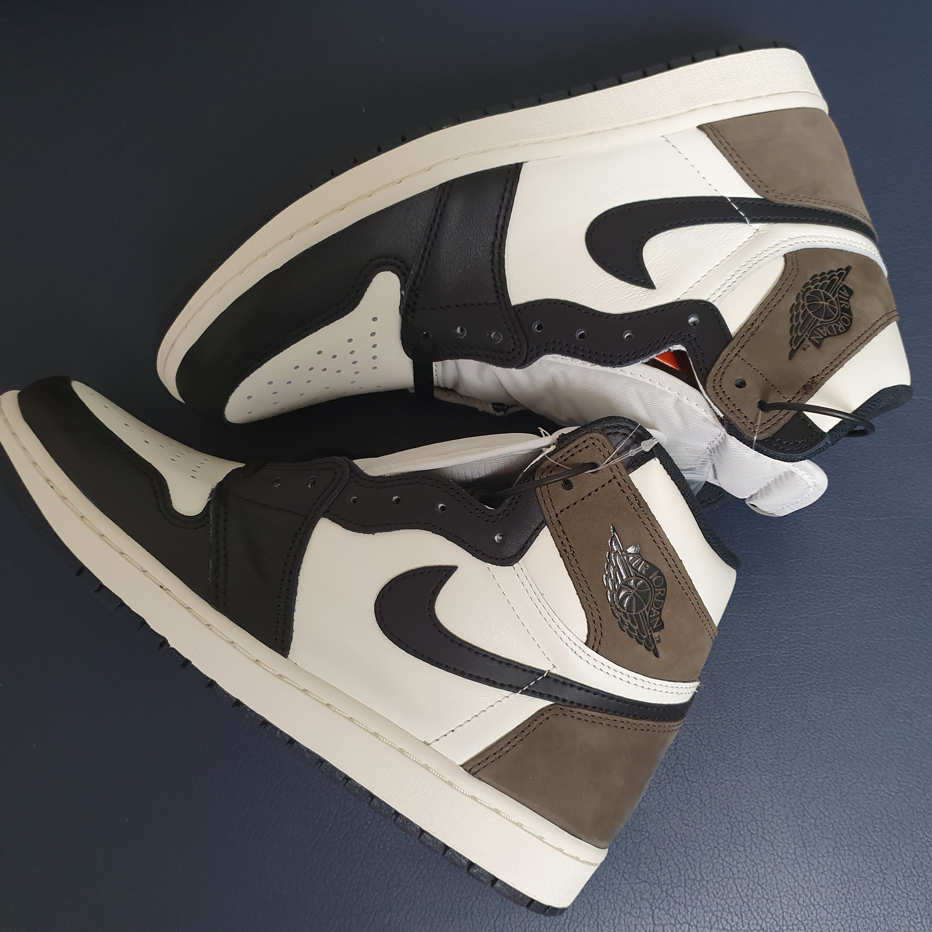 Jordan 1 Retro High OG Black Mocha 착용 스타일