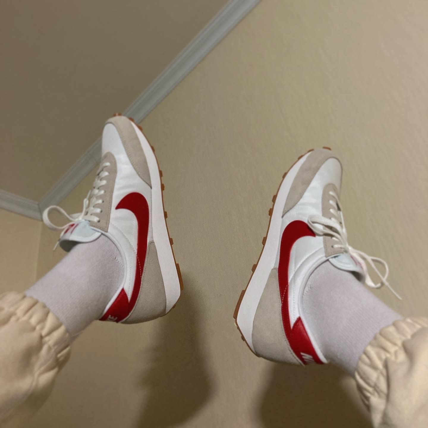 (W) Nike Daybreak Summit White University Red 착용 스타일 - 1
